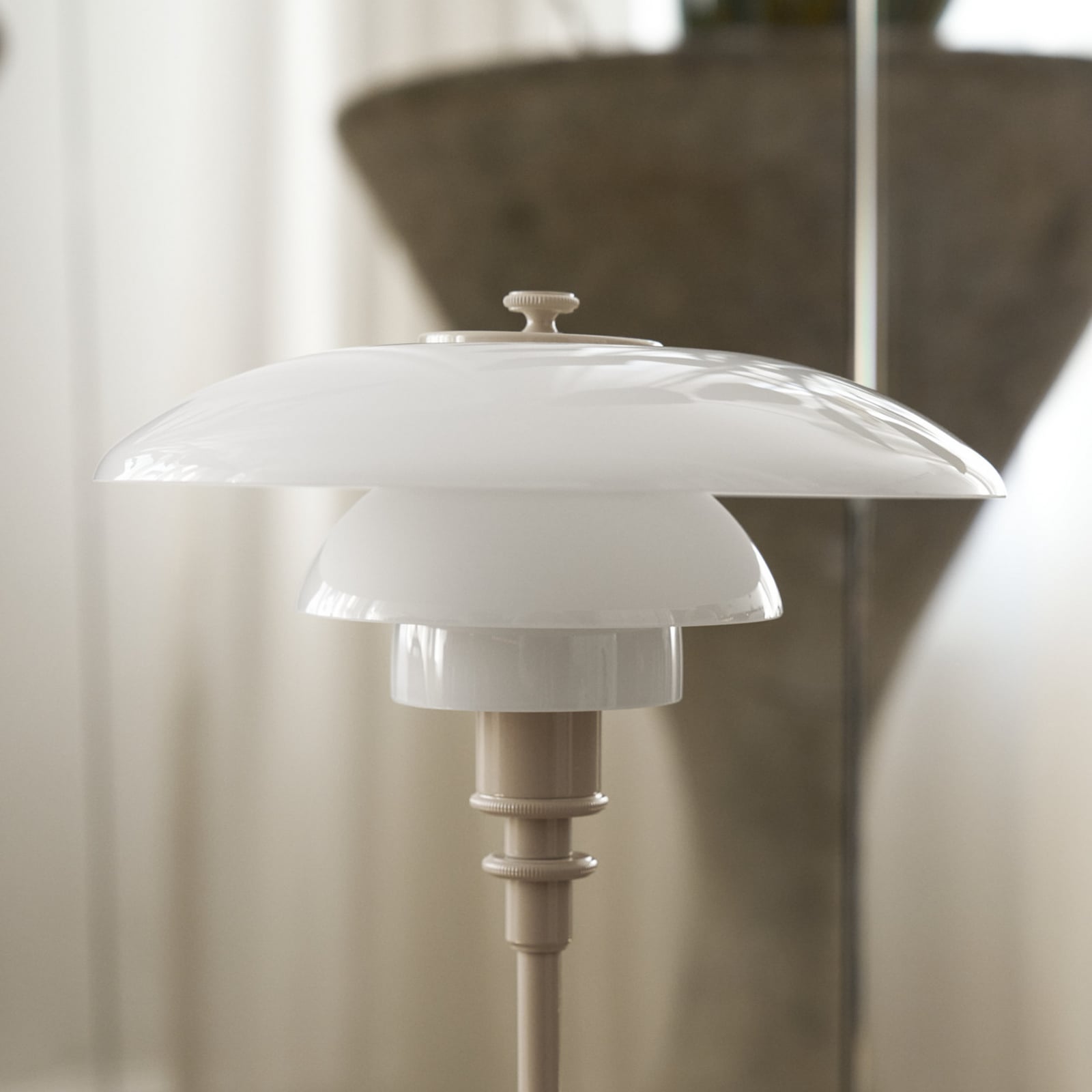 PH 2/1 pöytälamppu, kiiltävä beige, Ø 20 cm – Louis Poulsen PH 2/1 pöytälamppu, kiiltävä beige, Ø 20 cm – Louis Poulsen