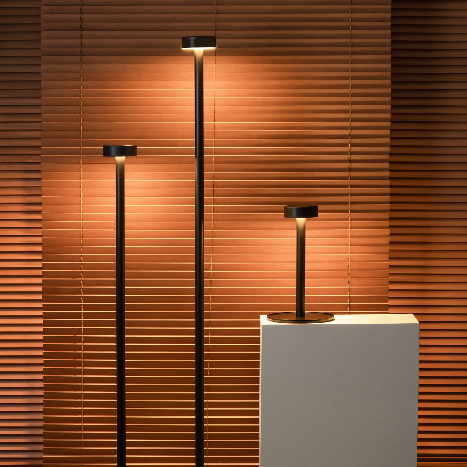 Milan Peak Lane LED stolní lampa, designérský kus