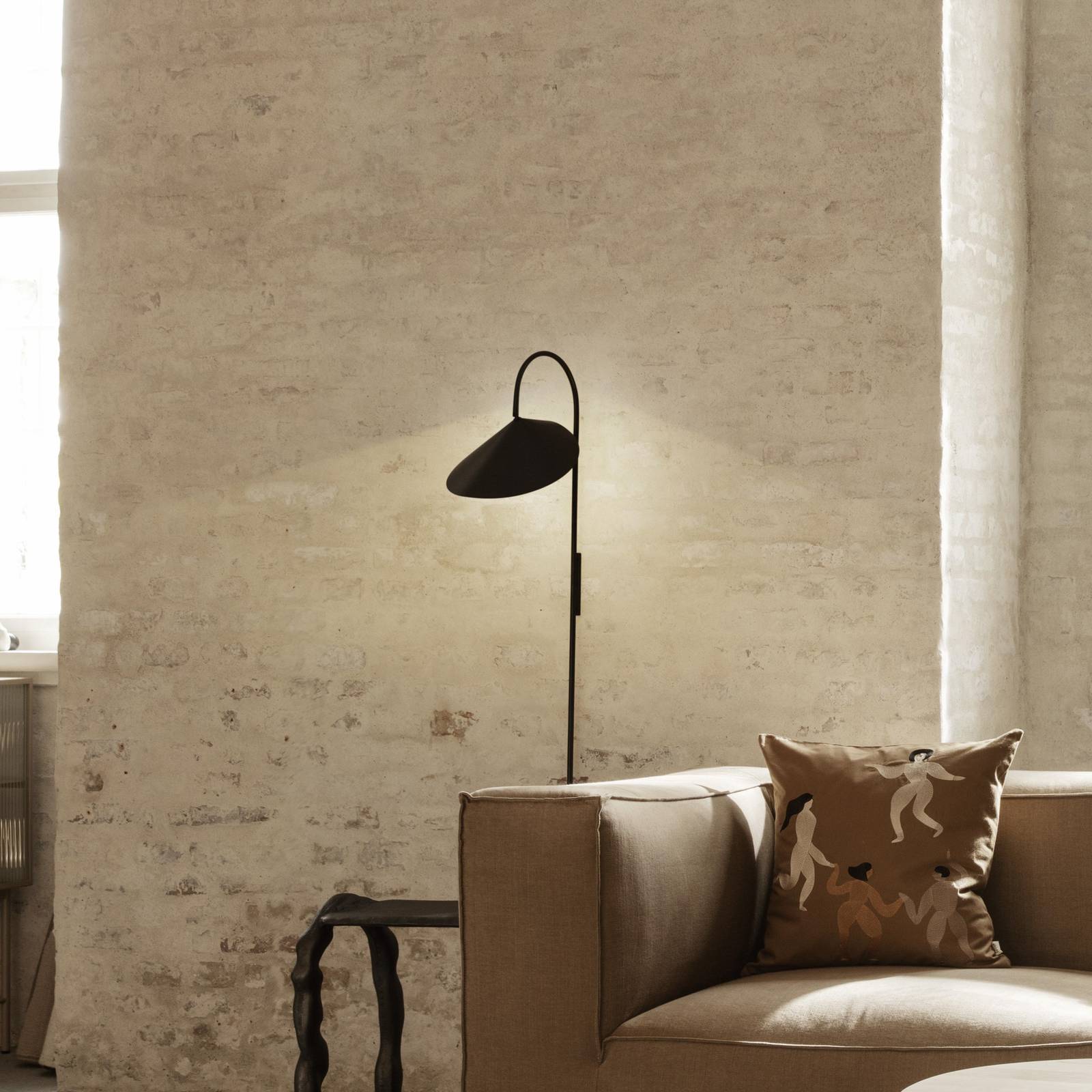 ferm LIVING Arum Swivel vegglampe svart 47 cm støpsel