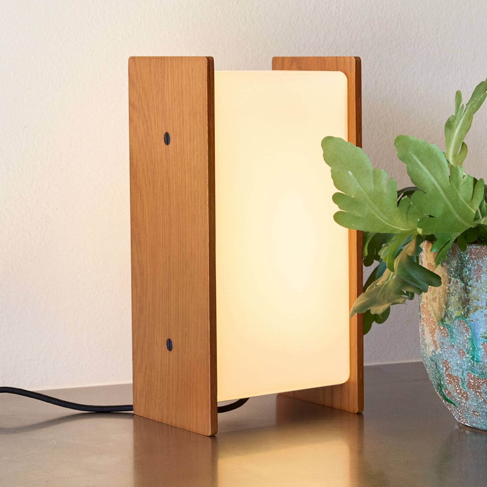 Hübsch LED tafellamp Sabi, hout/opaalwit, hoogte 25 cm