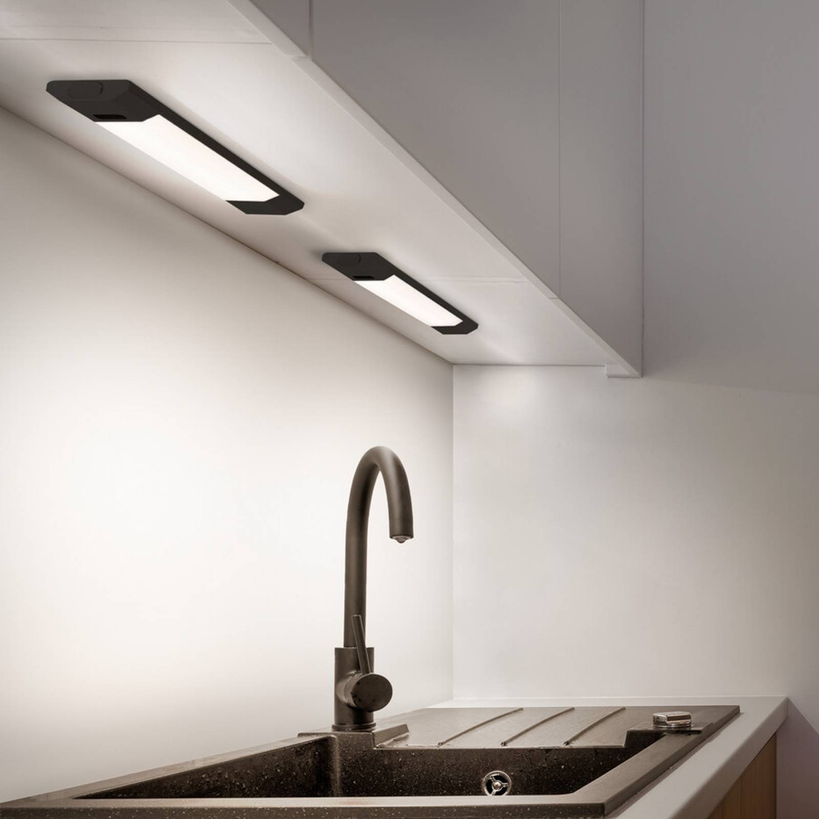 Oprawa podszafkowa LED OSRAM Linear Edge Sensor 30 cm czarna CCT