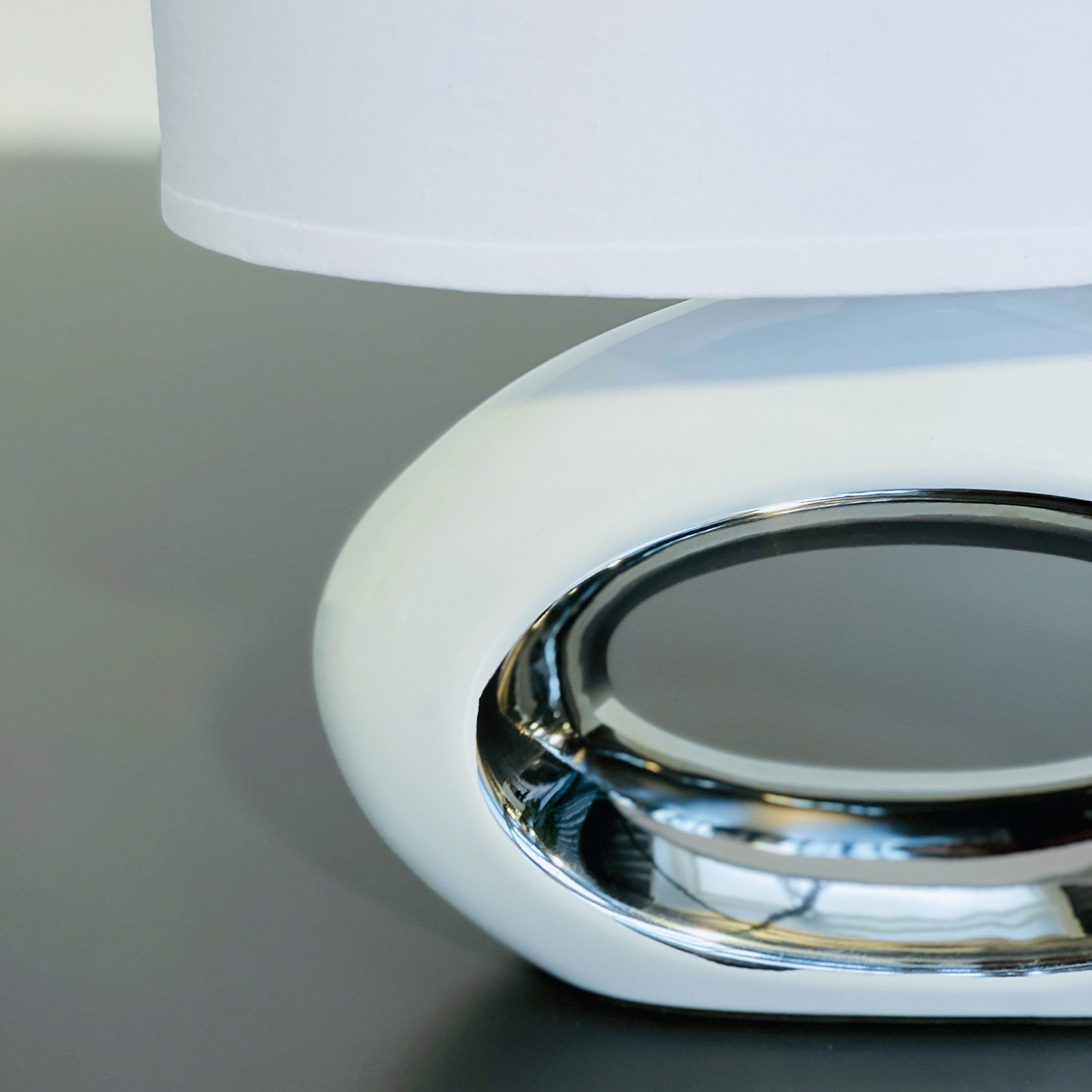 Stalo lempa "Coba" ovalus medžiaginis gaubtas balta chromo detalė