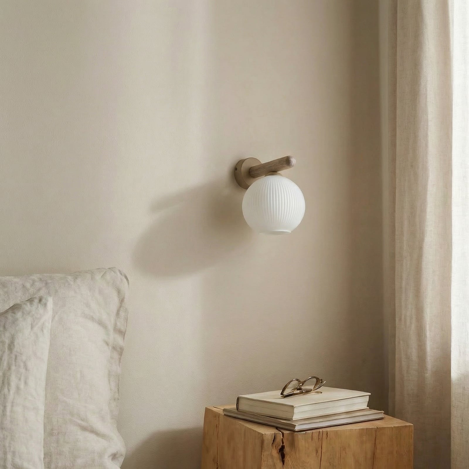 Væglampe Virlo, træ, opalglas, højde 20 cm, E14