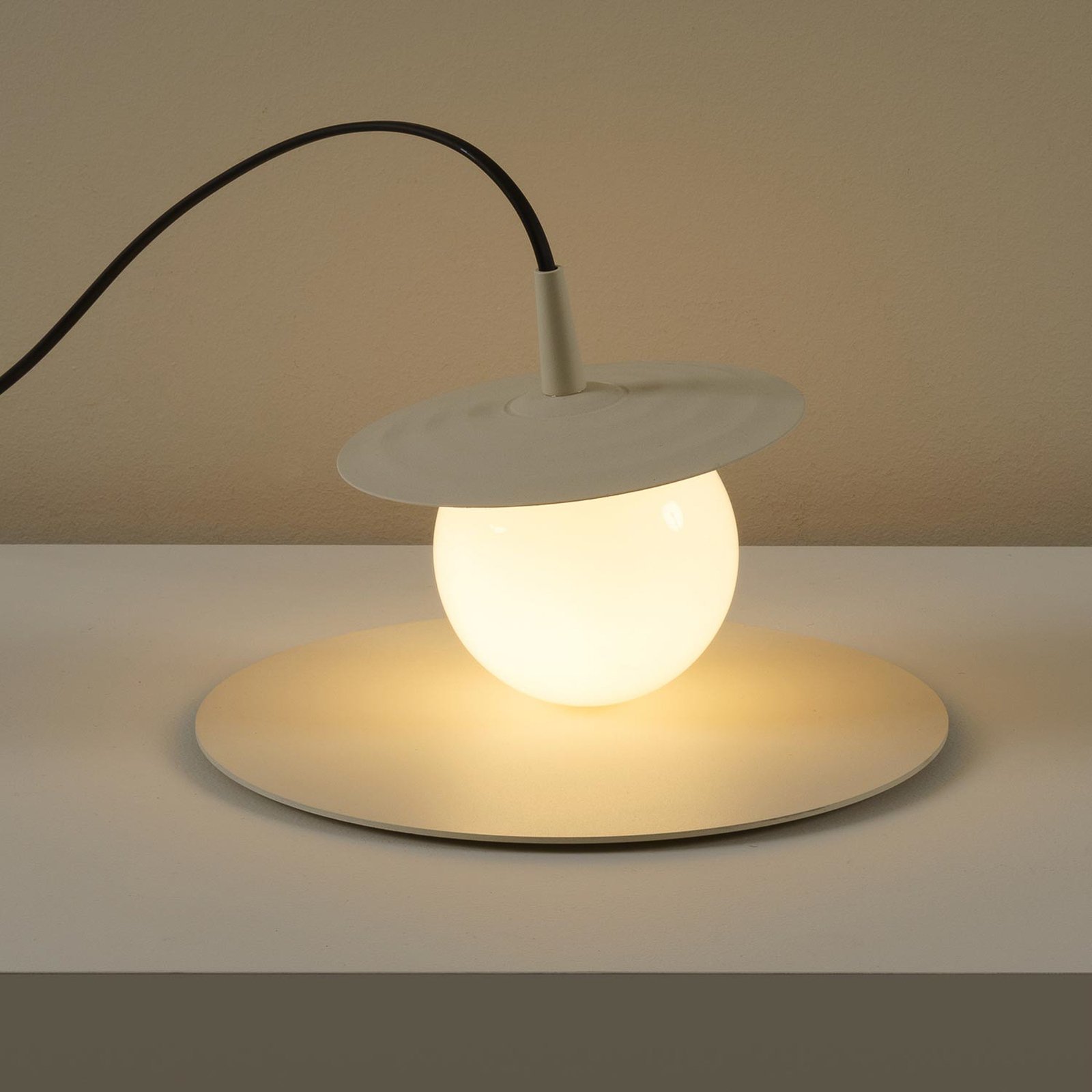 Milan Symphony galda lampa bez rāmja minkas krāsā