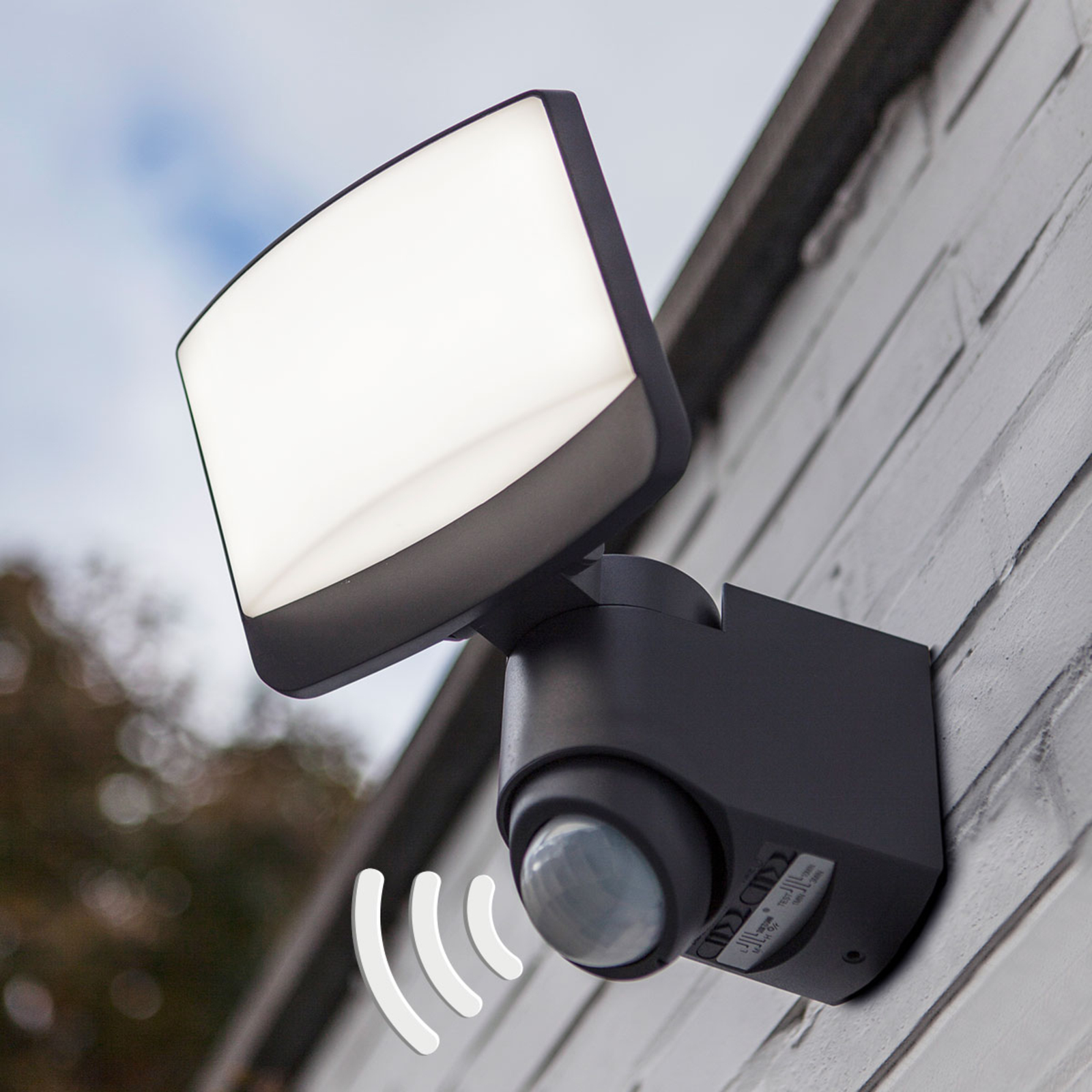 Sunshine LED outdoor spotlight, motion detector Lights.co.uk