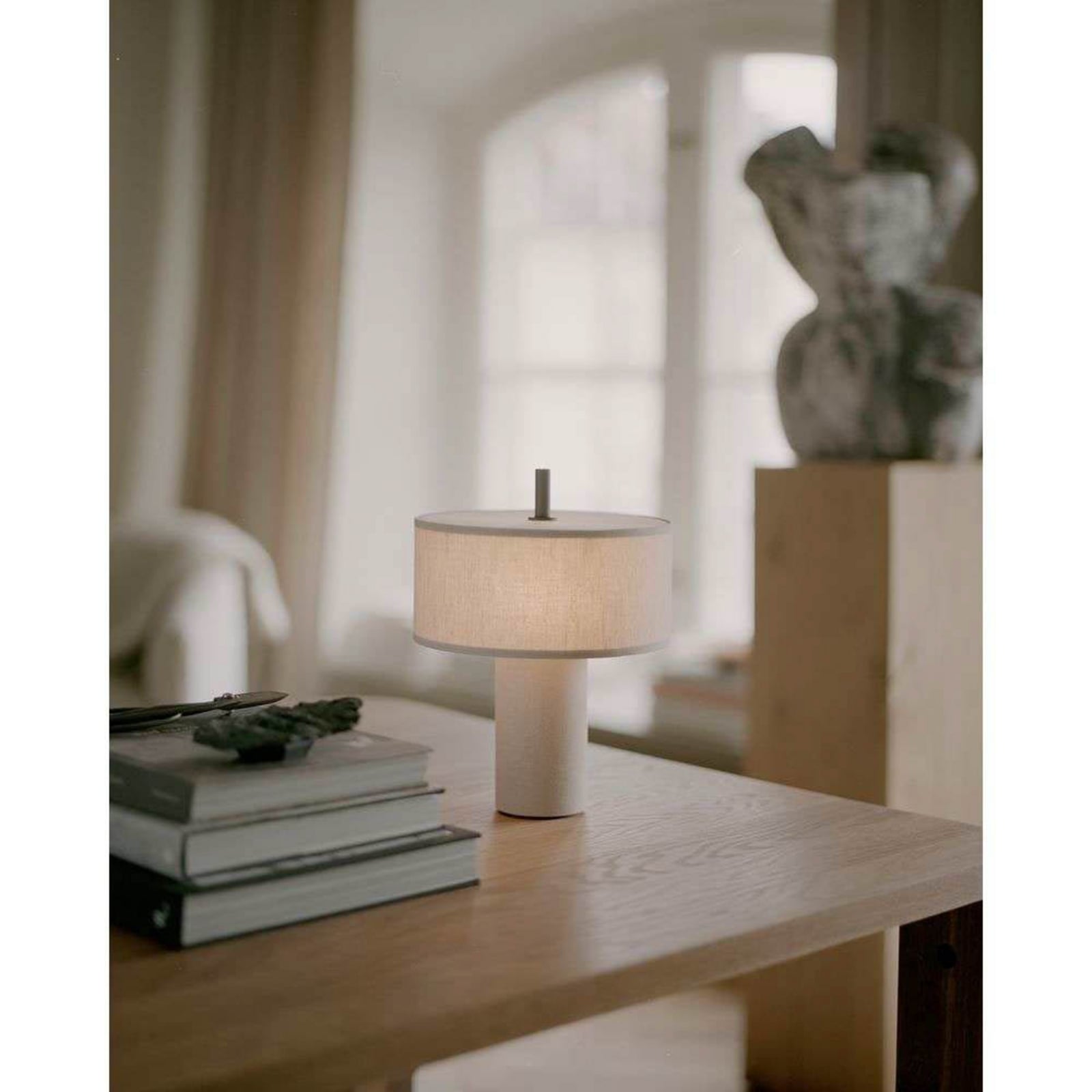 NEW WORKS LED namizna svetilka na baterije Margin Beige, CCT, z možnostjo