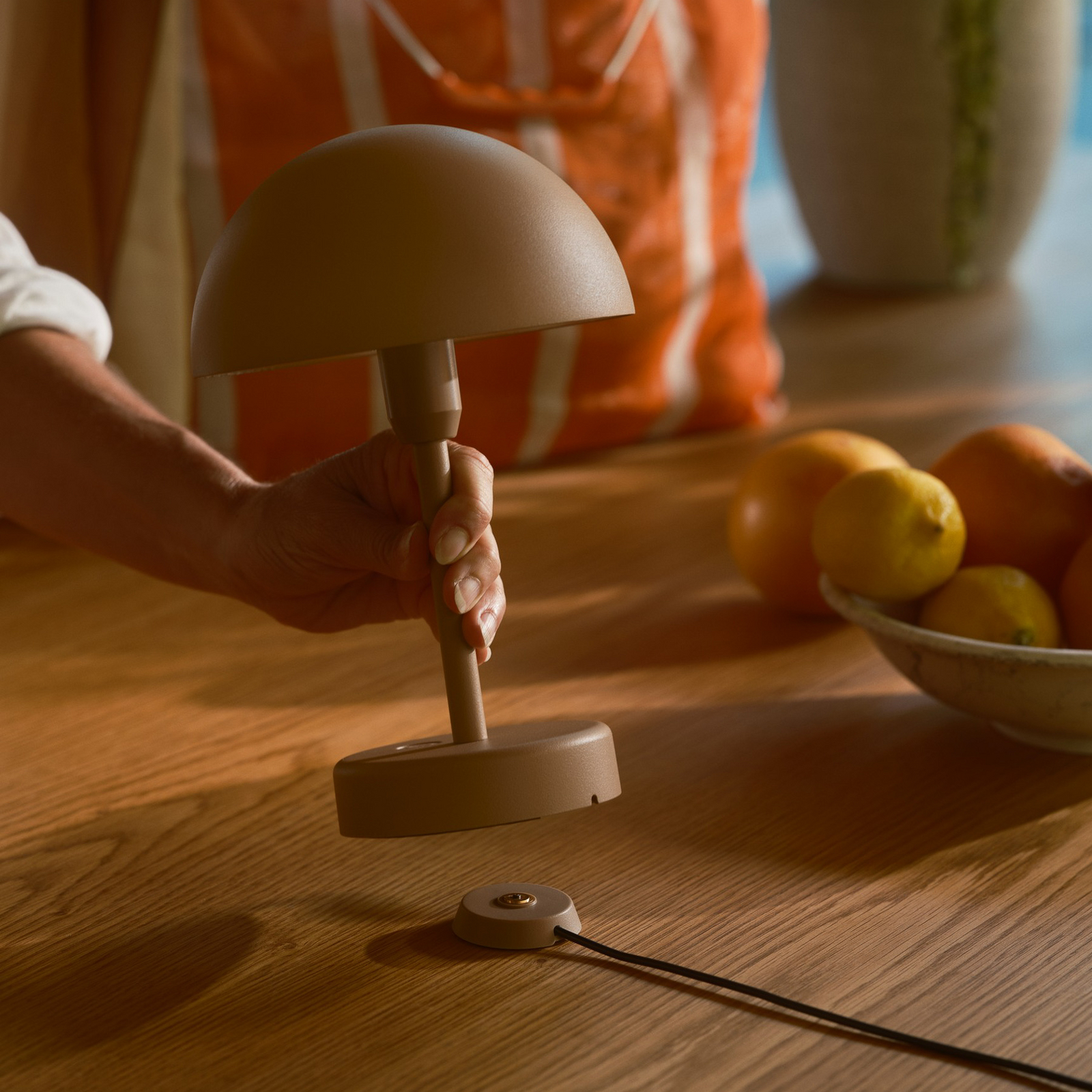 LED stolní lampa na baterie Ellen To-Go, hnědá, hliník