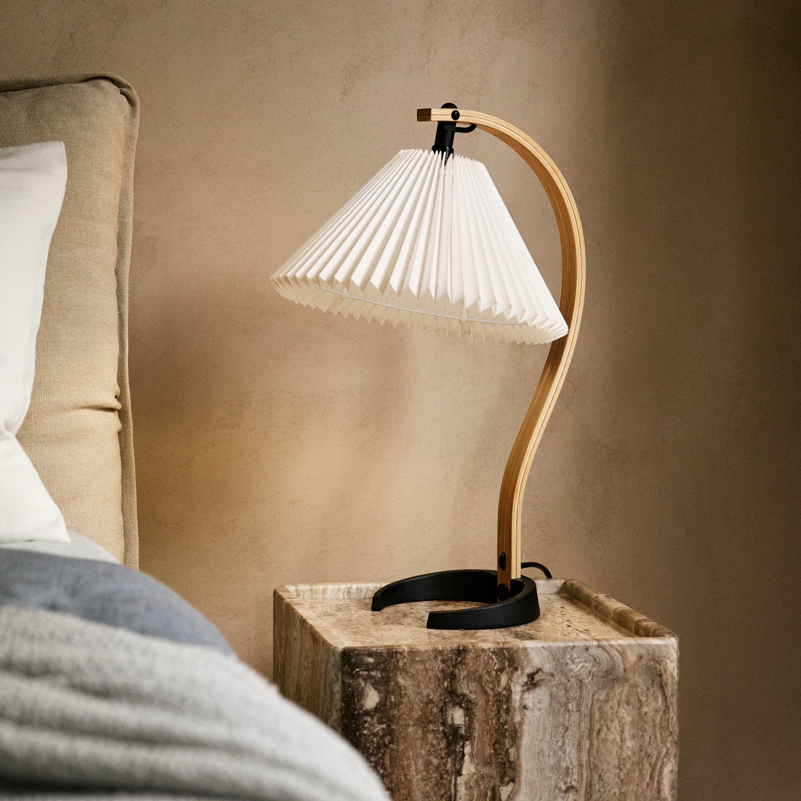 Gubi stolna lampa Timberline, drvo/bijela, lan, V 50 cm