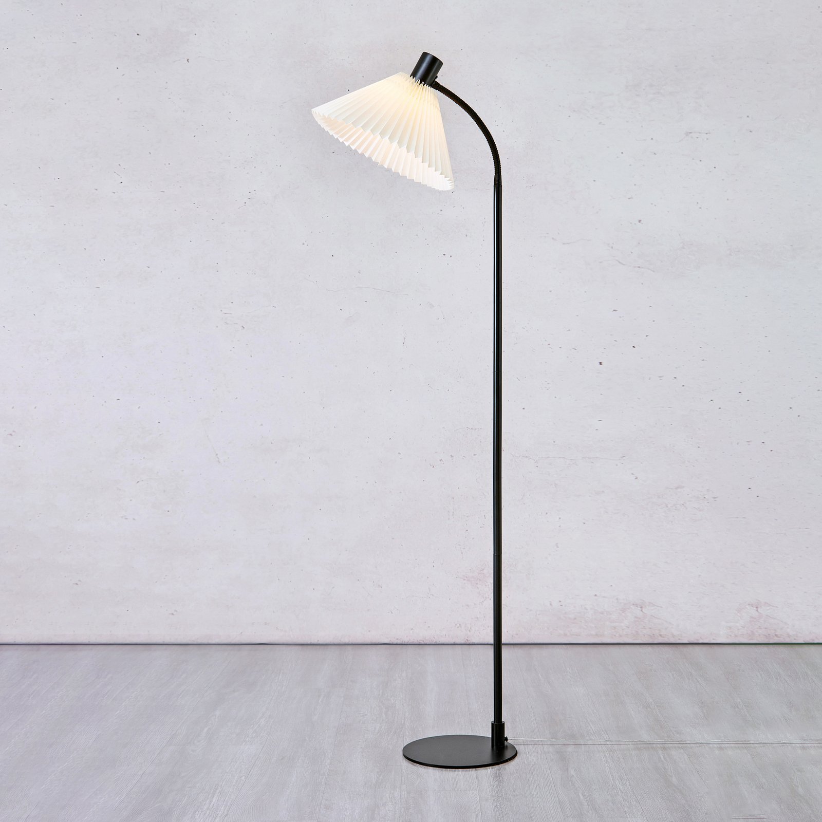 Mira Golvlampa Svart/Off-White - Markslöjd