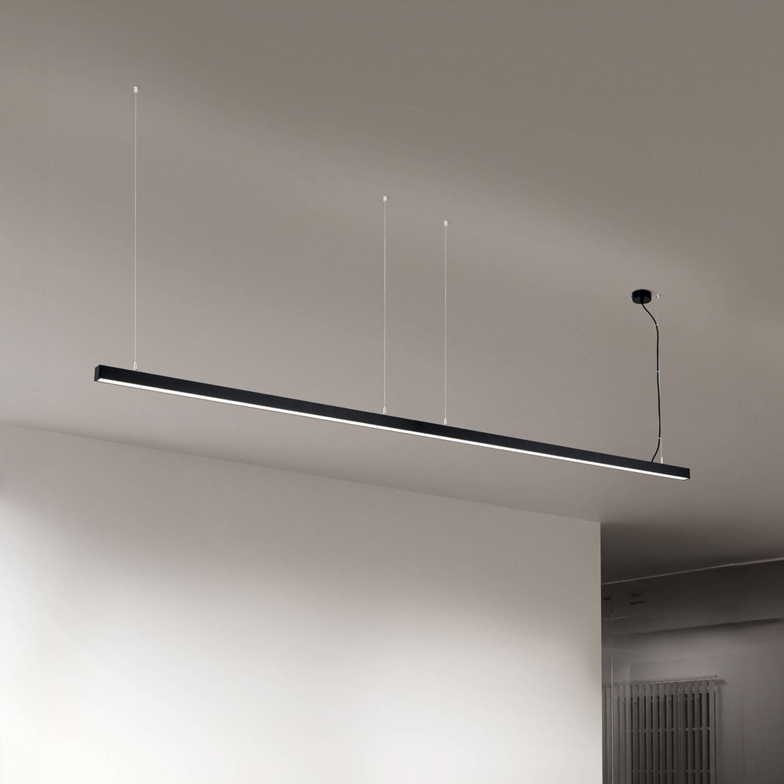 Lampa sufitowa LED Bounce, czarna, długość 113 cm, CCT, aluminium