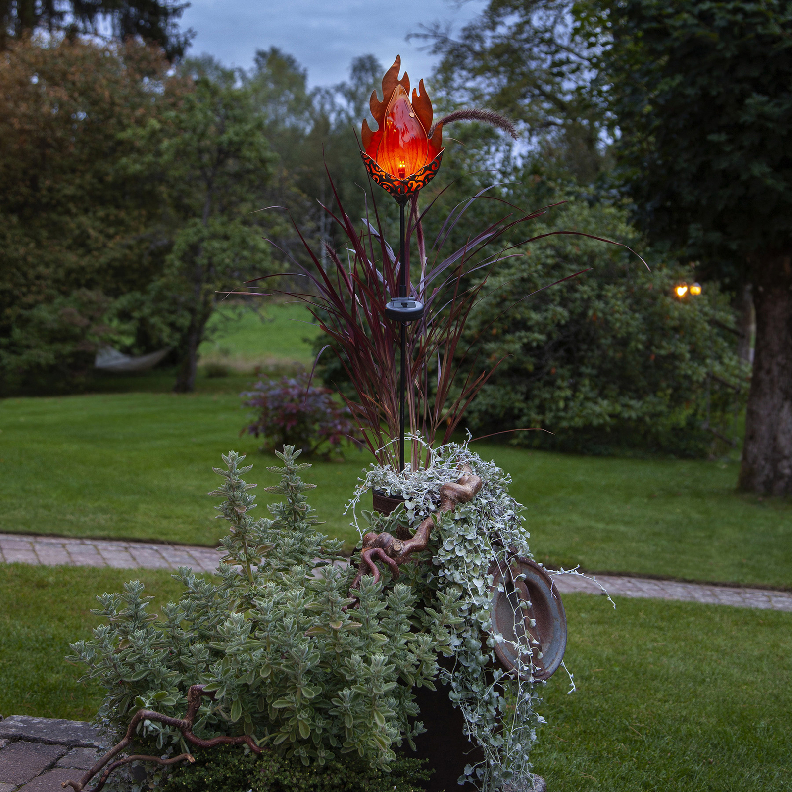 LED-solcellelampe Melilla Flame i flammeform