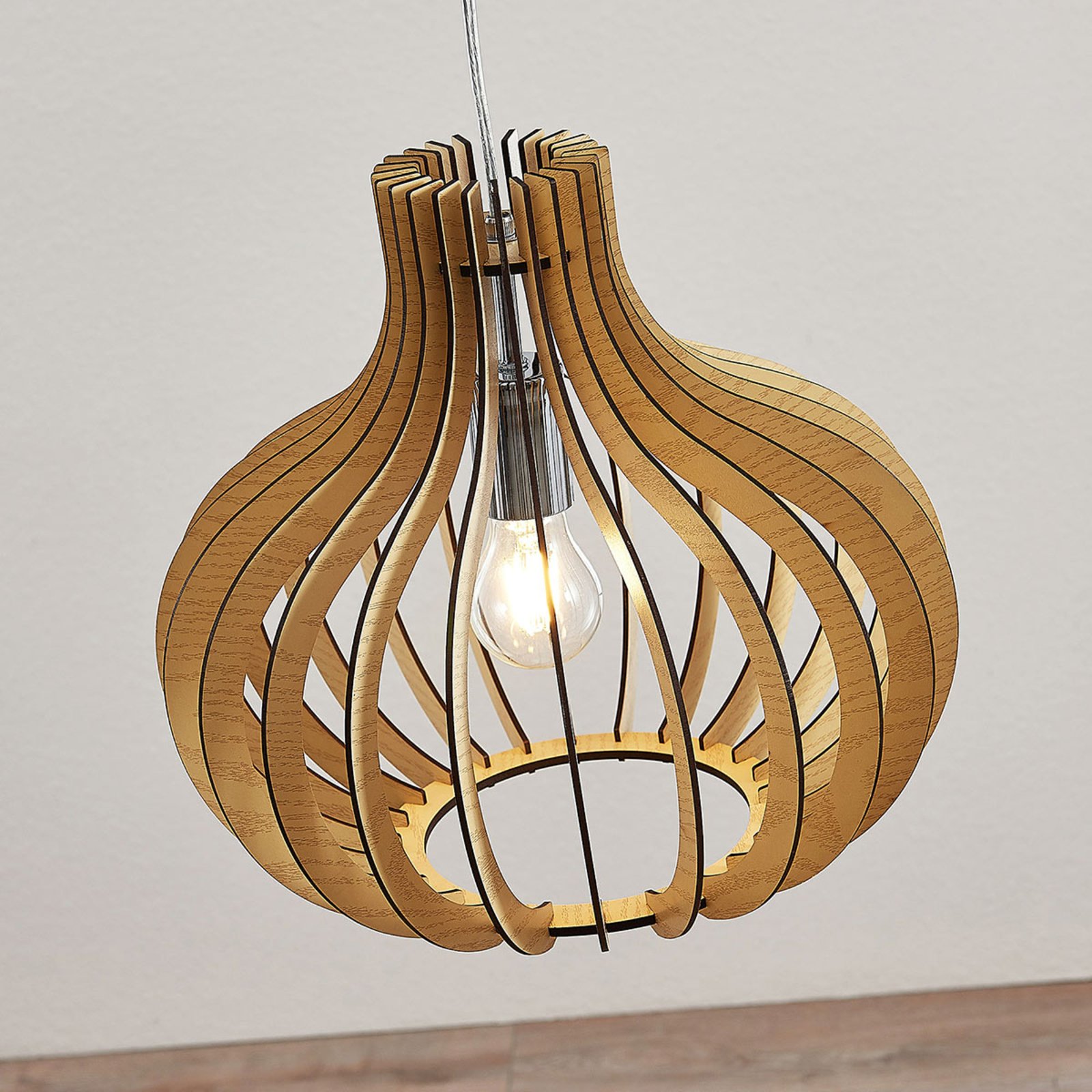 Balónovitá drevená závesná lampa Sina, svetlá