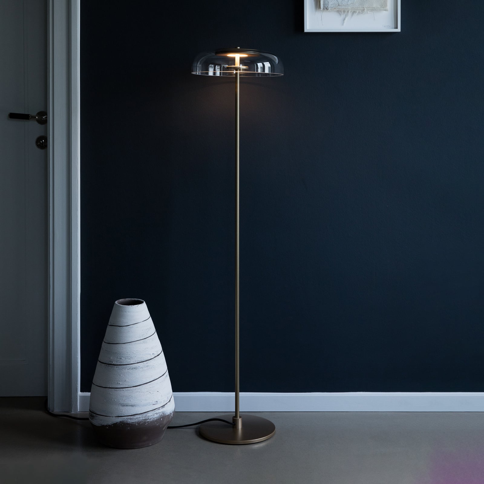 Nuura LED stojací lampa Blossi, výška 120 cm, zlatá/čirá