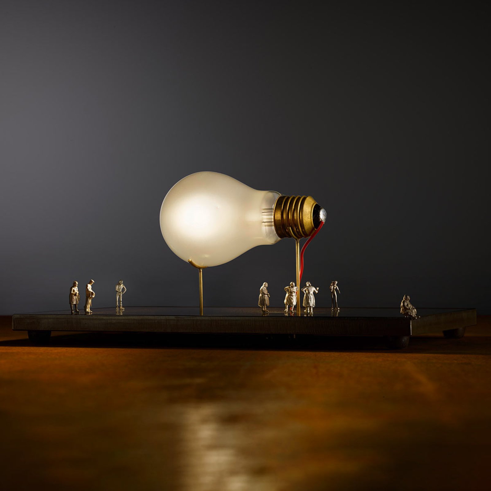 I Ricchi Poveri Monument for a Bulb Lámpara de Sobremesa - Ingo Maurer