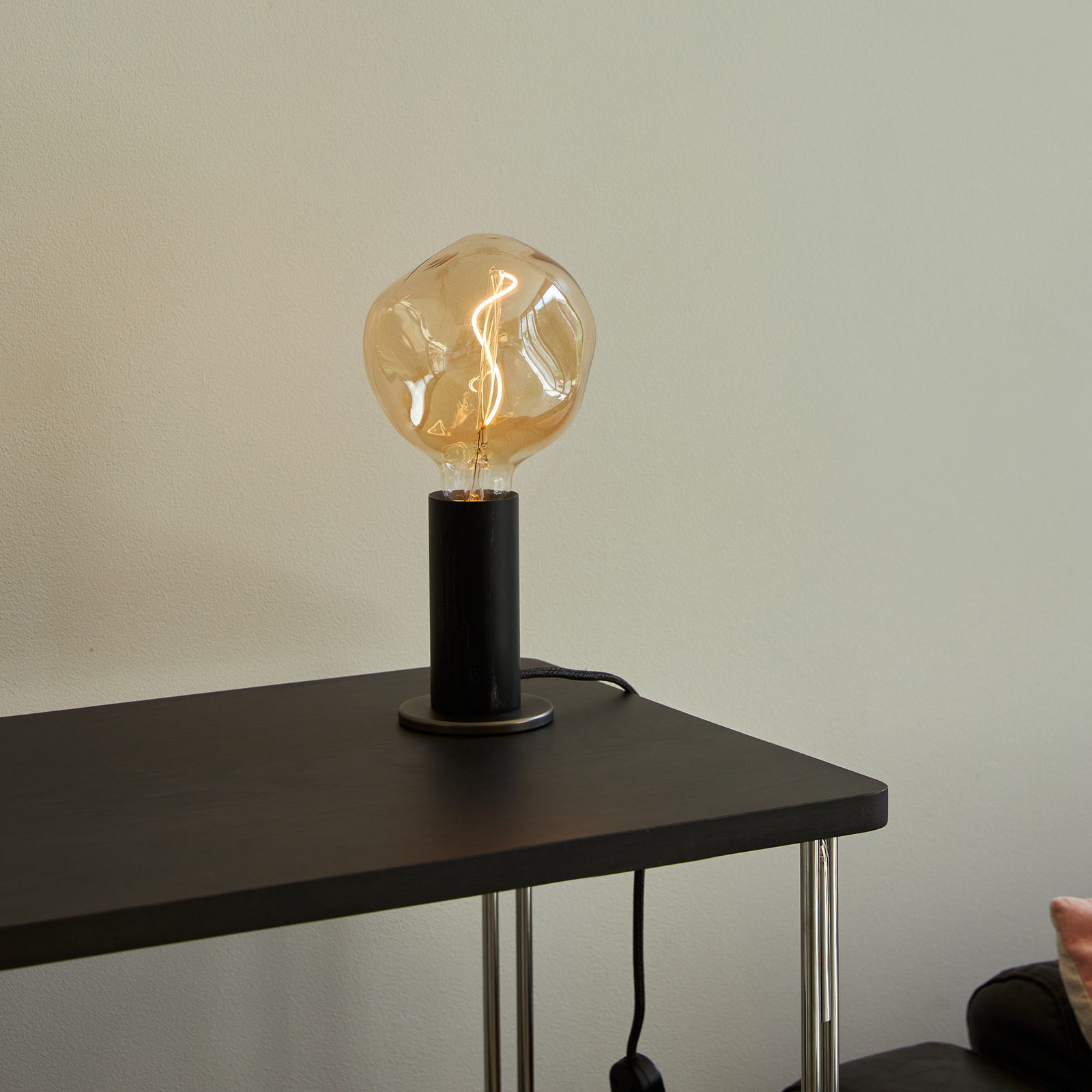 Lampa stołowa Tala Knuckle, przezroczysta żarówka globe kulista, czarny dąb