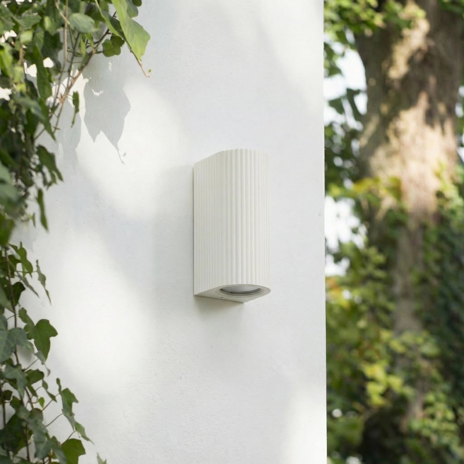 Lindby udendørs væglampe Aluvo, hvid, 16 cm, IP65, riflet Lindby udendørs væglampe Aluvo, hvid, 16 cm, IP65, riflet
