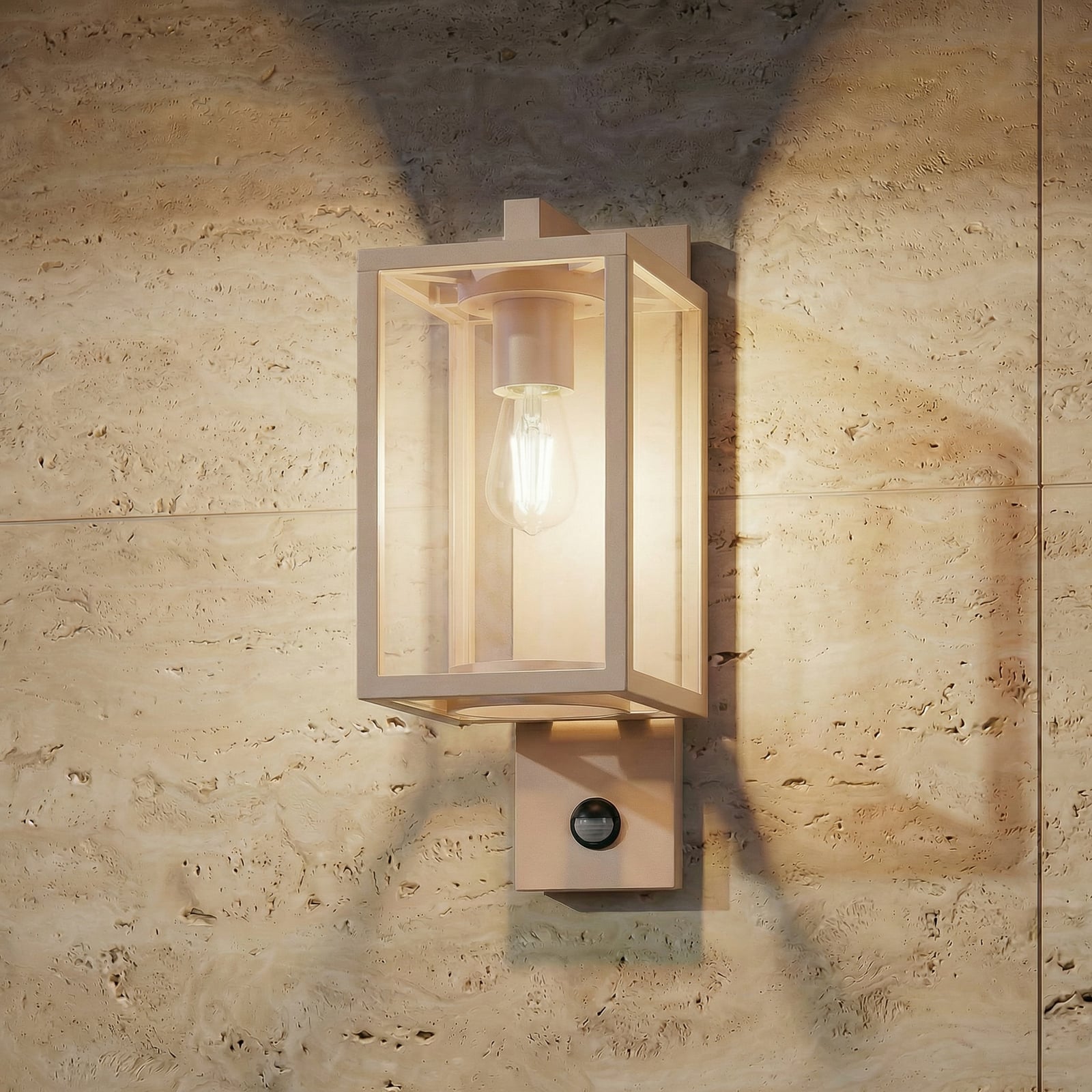 Lucande Außenwandleuchte Ferda, Sensor, Fassung unten, beige