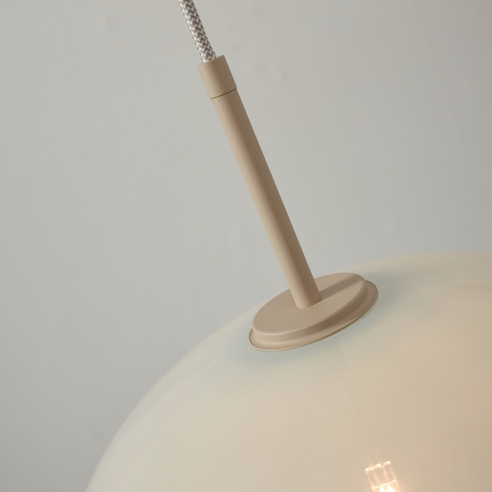 Trata-se da luminária suspensa RoMi Bologna, branco leite, mono-lâmpada