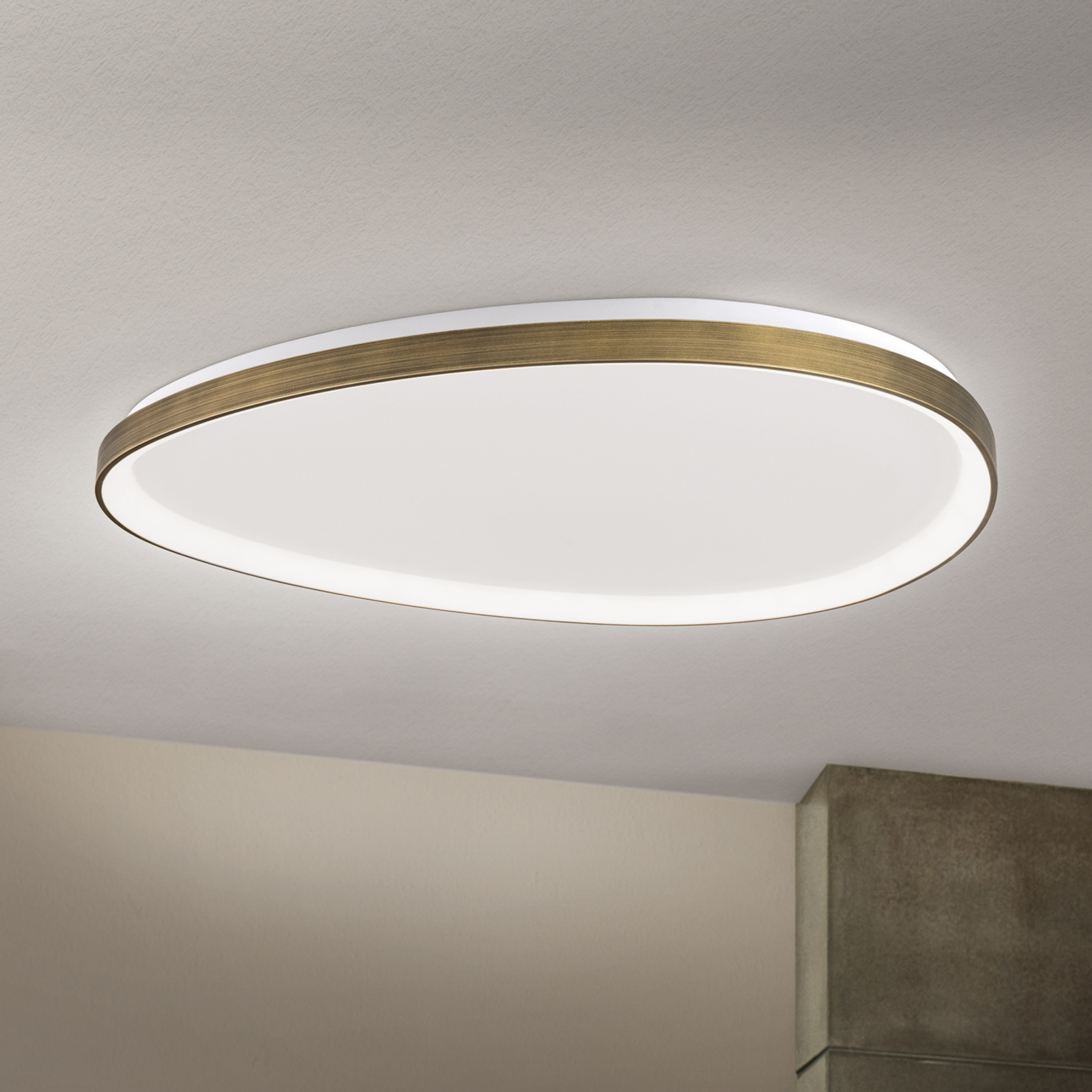 LED-Deckenlampe Charlie, Ø 80 cm, opalweiß, altmessingfarben