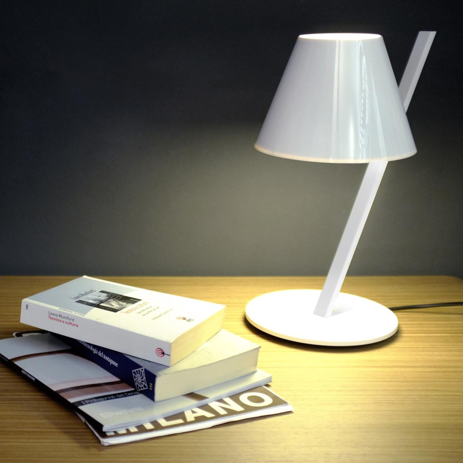 Hvit designerbordlampe La Petite