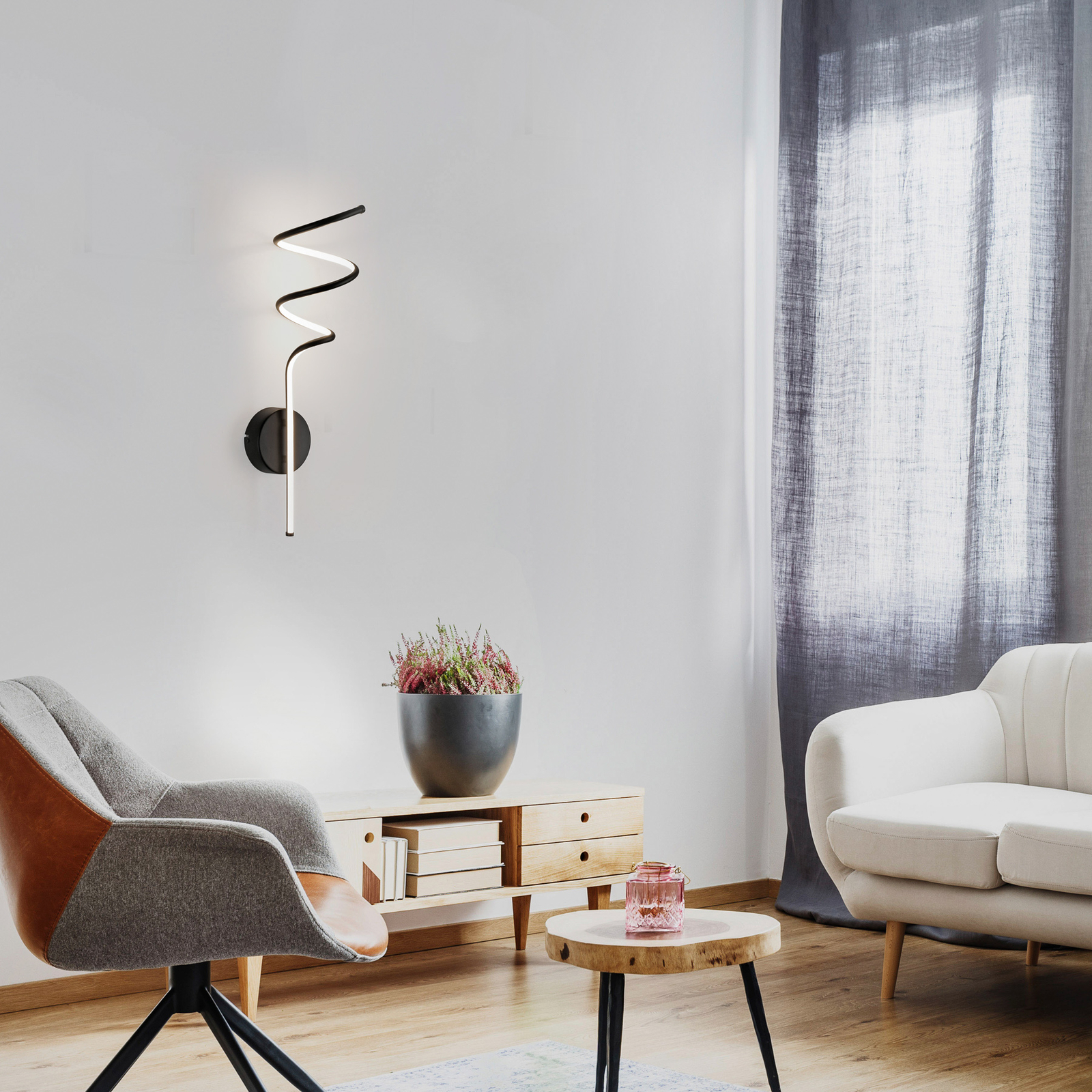 JUST LIGHT. LED-vegglampe Emanda, jern, svart