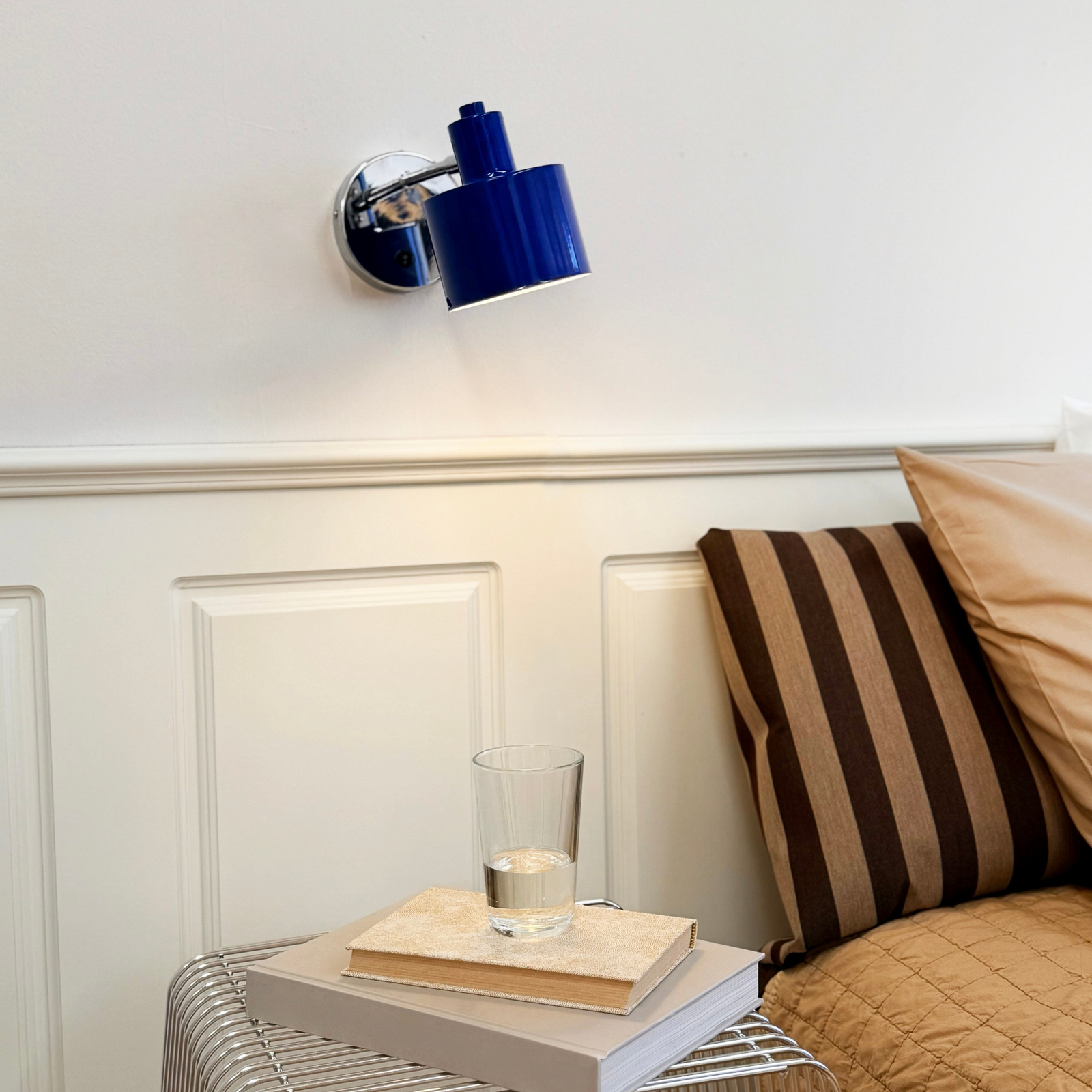 Dyberg Larsen sienas lampa „Ocean“, zila/hromēta, izvirzījums 30 cm