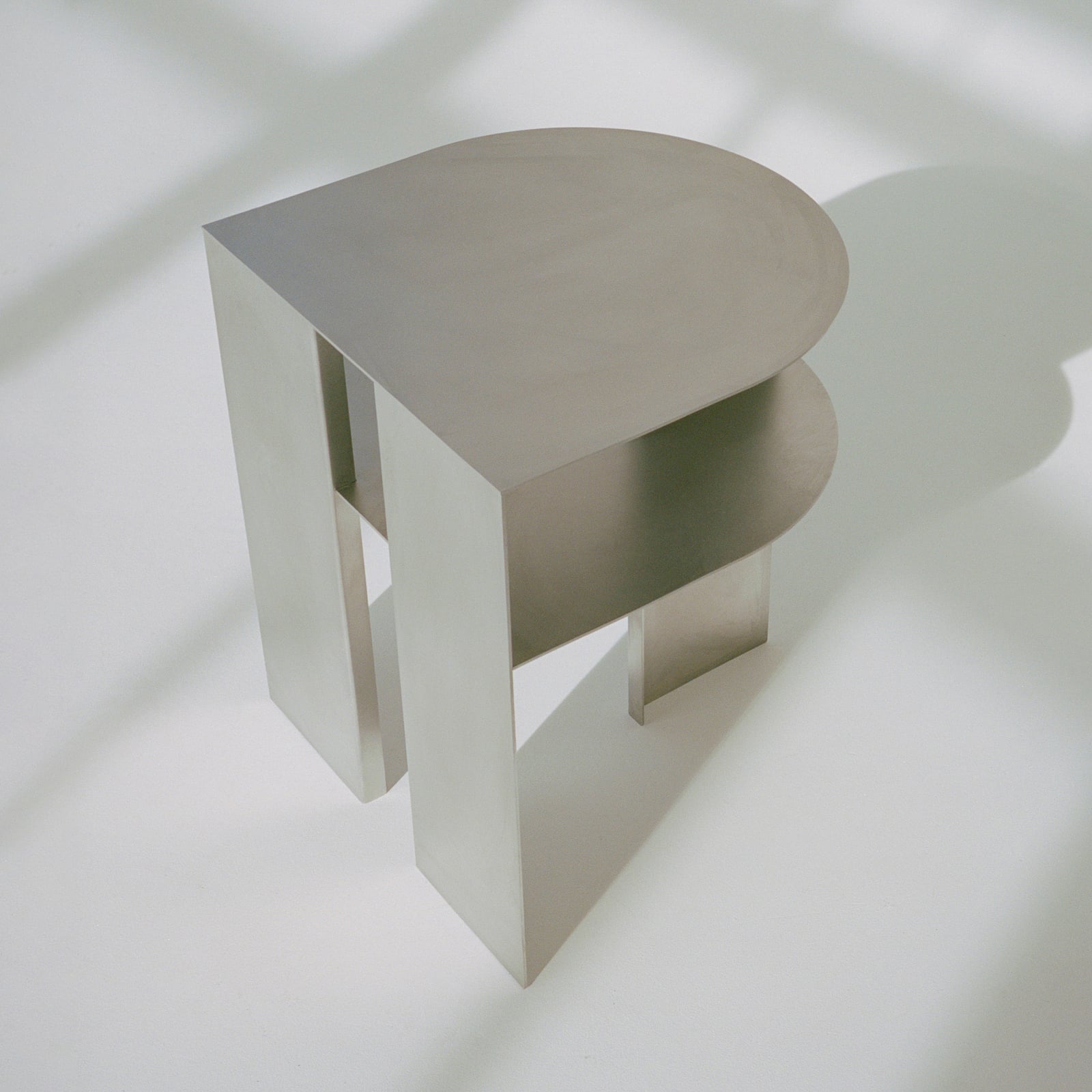 Rand sidebord, sandfarget, 48 cm, stål – New Works