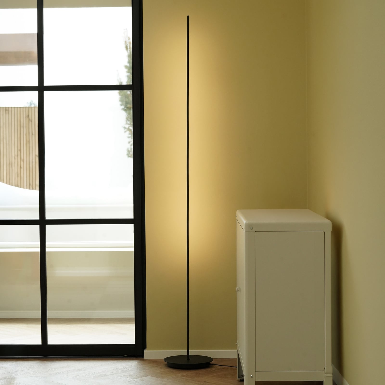 String F1 LED Stehleuchte Dim. Schwarz - Antidark String F1 LED Stehleuchte Dim. Schwarz - Antidark