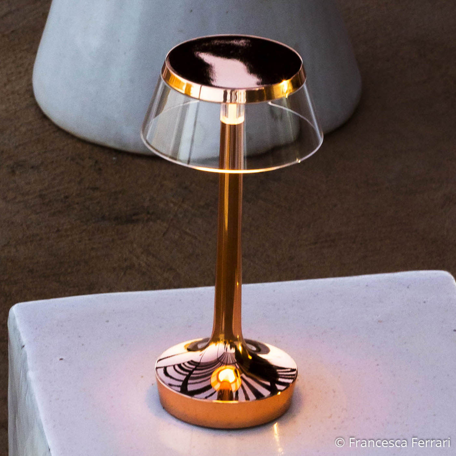 Miedziana lampa stołowa LED Bon Jour unplugged