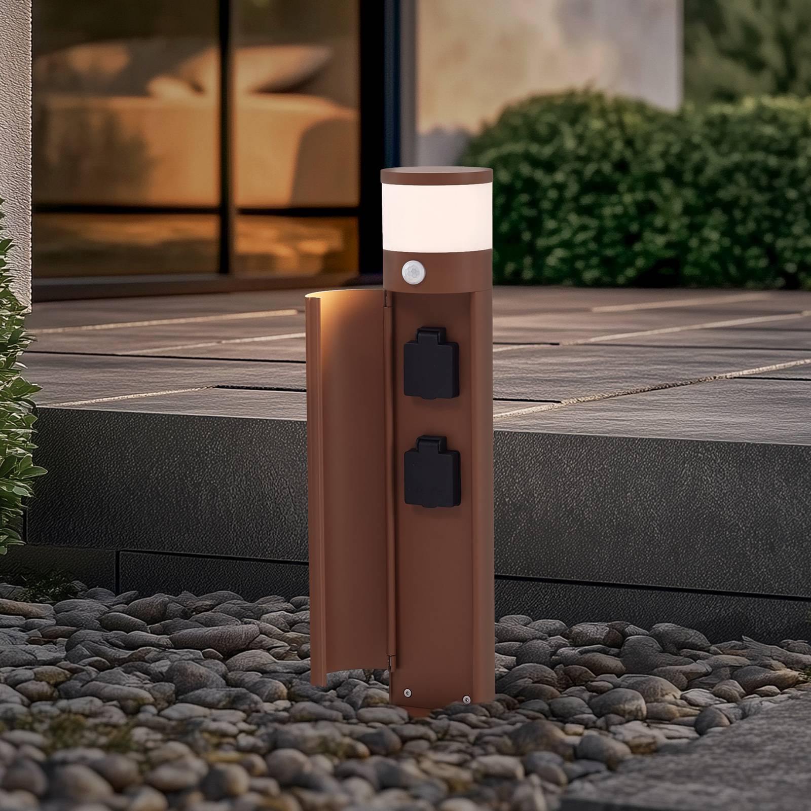 Lampa cokołowa Lucande Corban, rdza, czujnik, gniazda, IP44