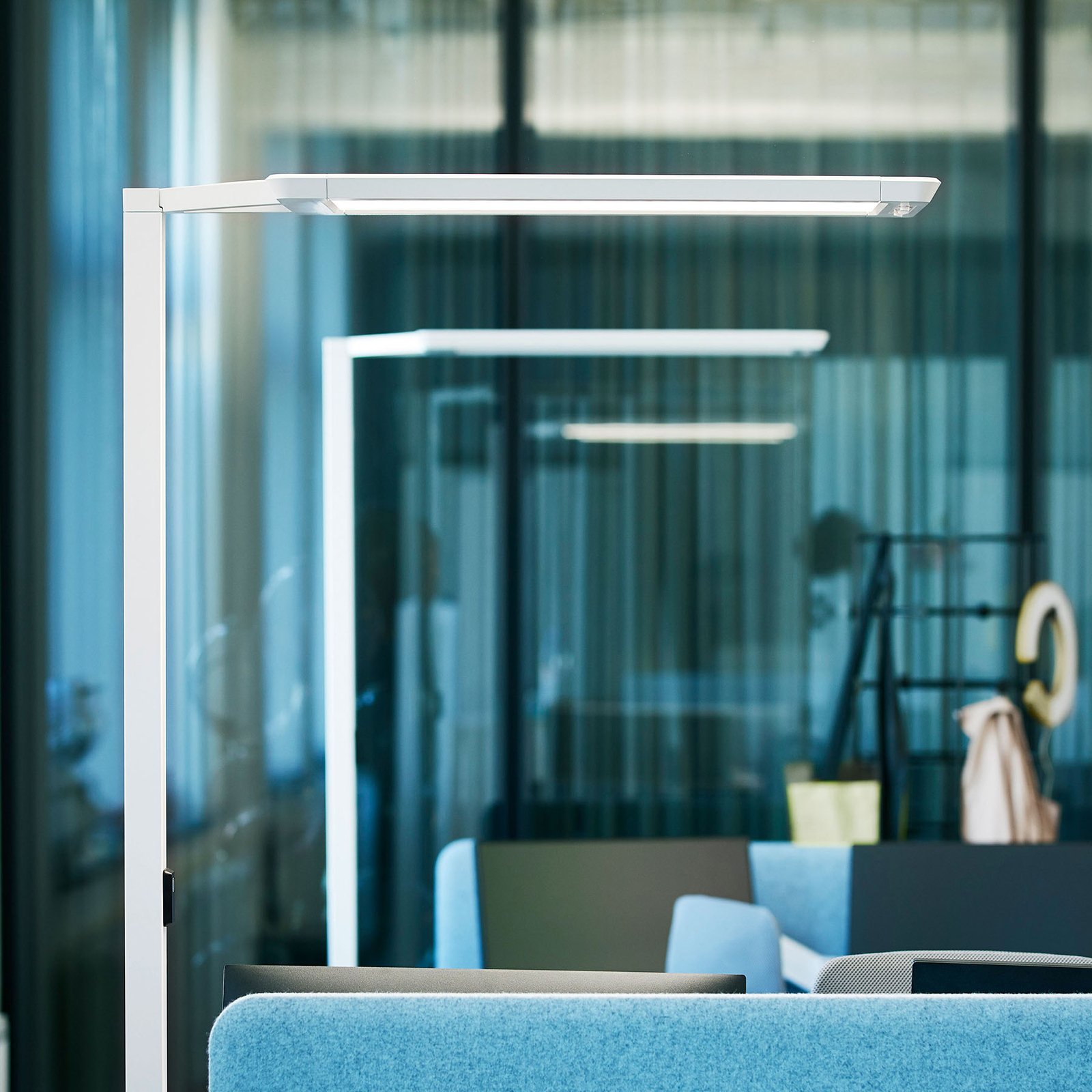 Yara.single VTL LED floor lamp, Bluetooth, PIR, 15,000lm