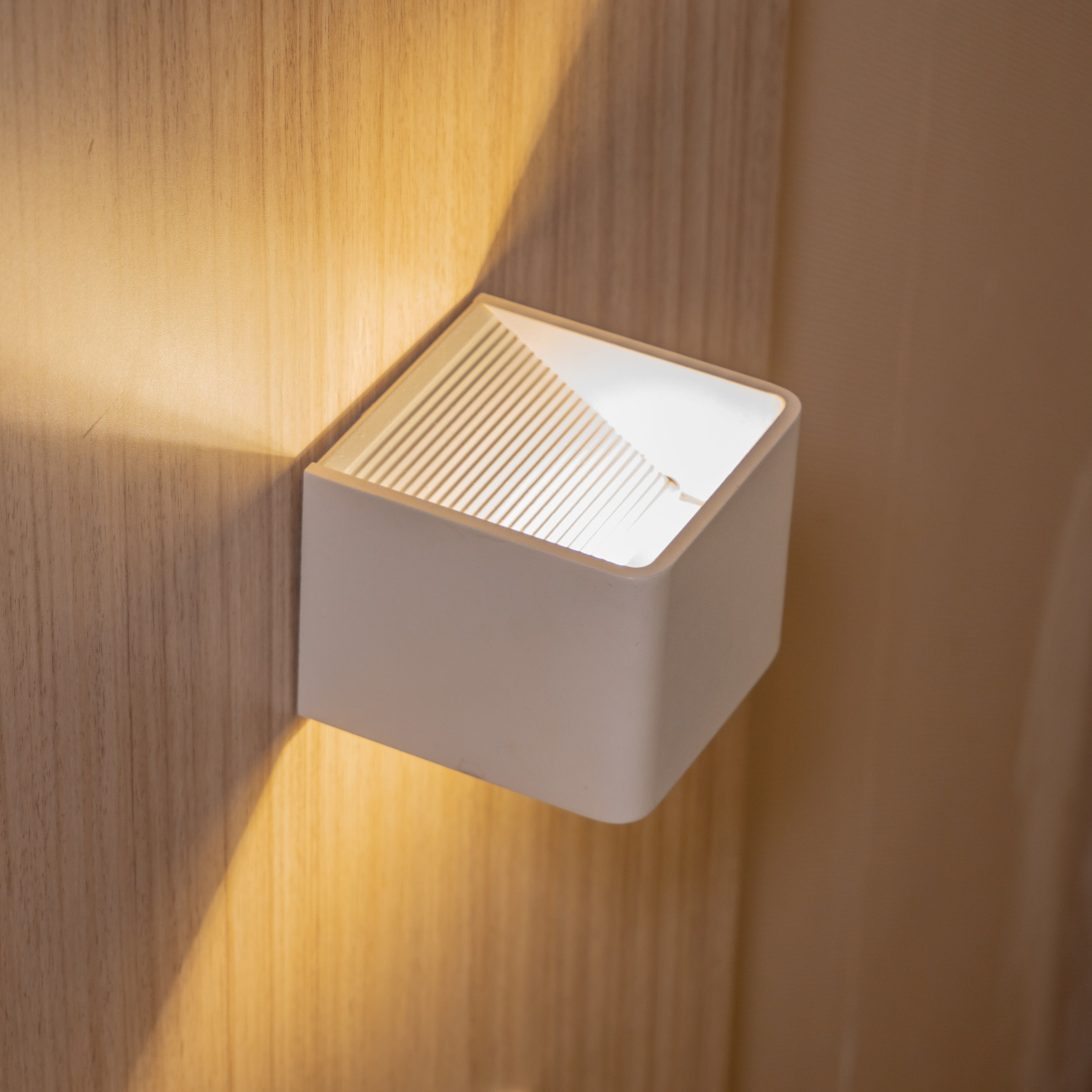 LED nástěnné světlo Cube baterie, magnet, bílá