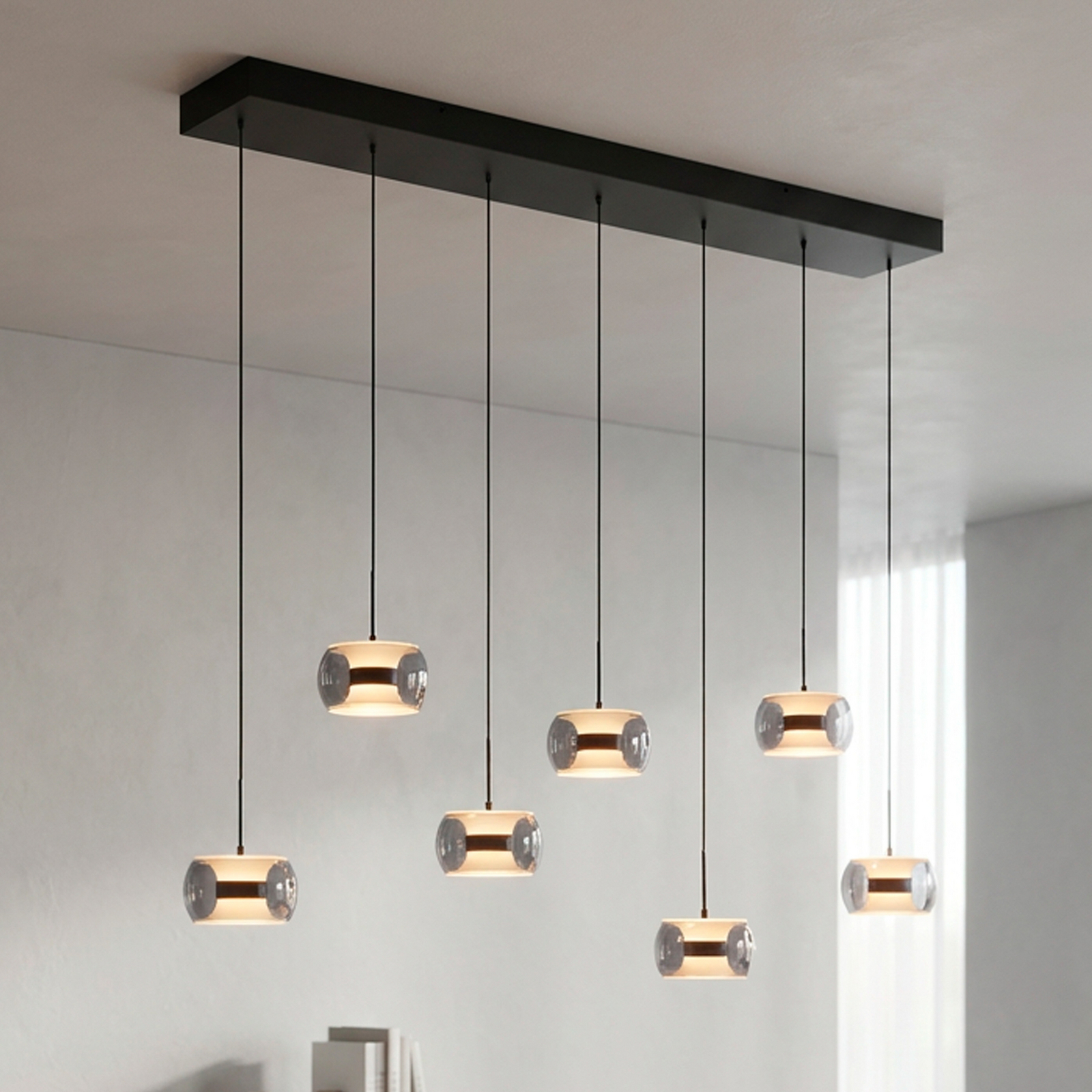 Fumea LED lógó lámpa, hossza 135 cm, fekete/füstös üveg, CCT 7 izzós