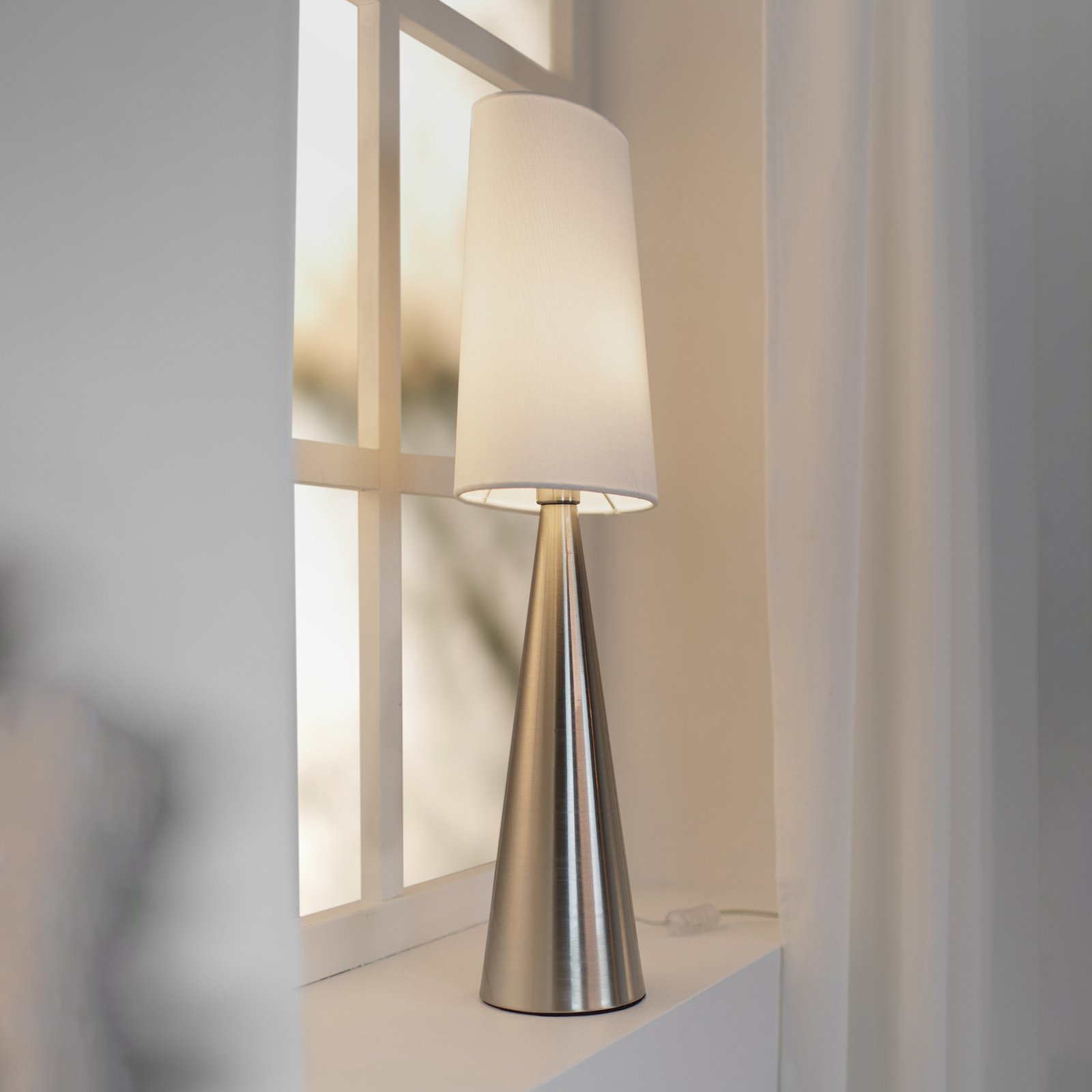 Conus table lamp with off-white lampshade, nickel