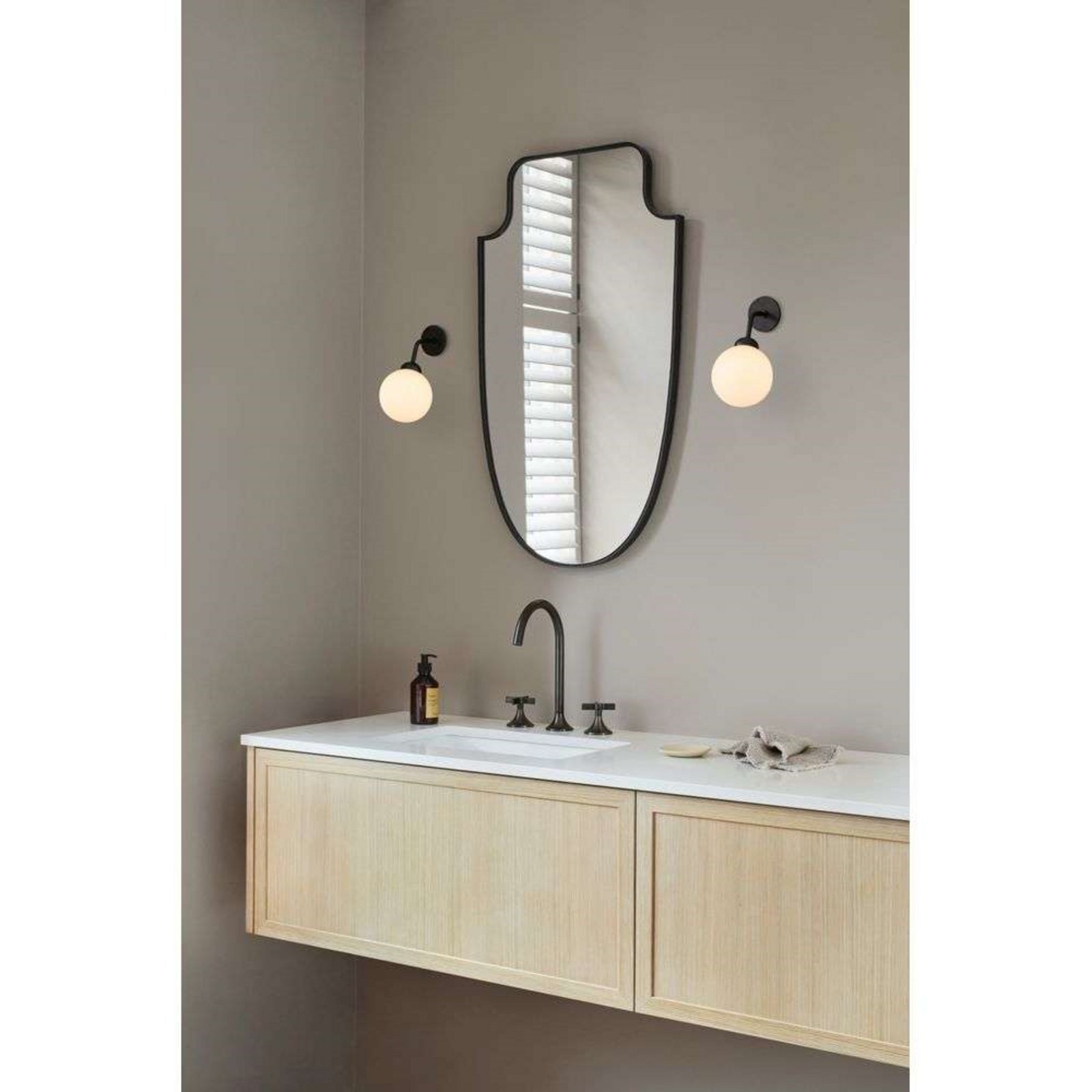 Applique murale Nuura Apiales câblée 22 cm, noir/opale