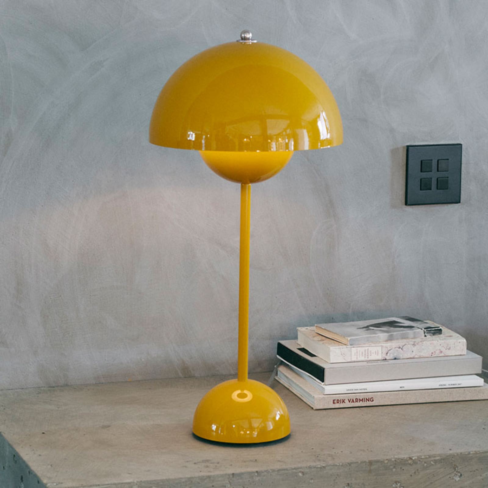 Flowerpot VP3 bordlampe, sennepsgul, 50 cm &Tradition - Stue - Design - Metal - Med én lyskilde
