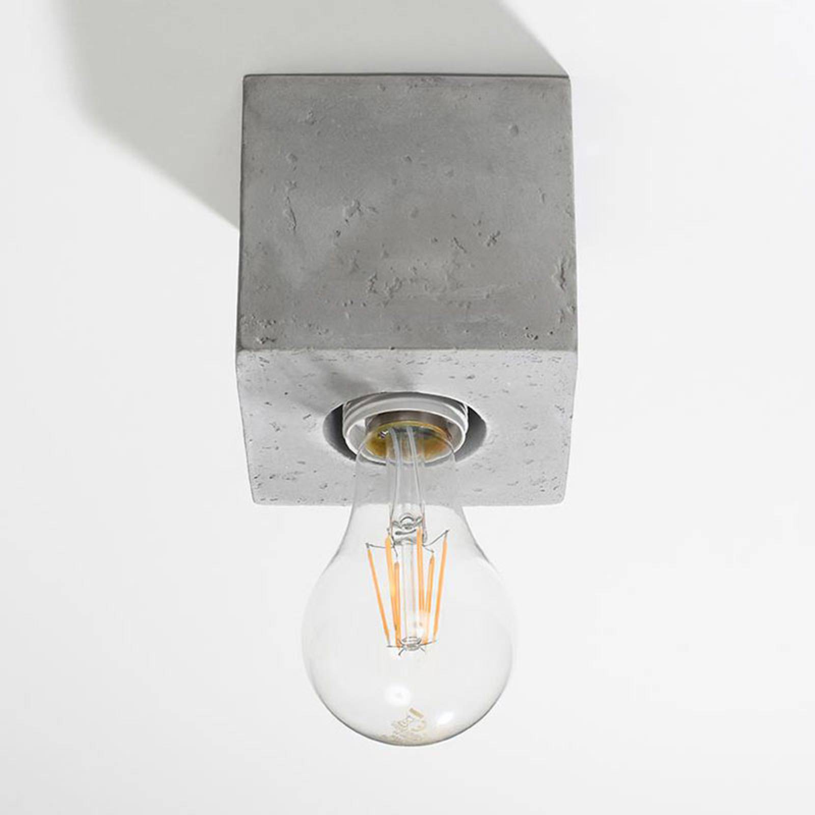 Lampa sufitowa Akira z betonu w formie sześcianu