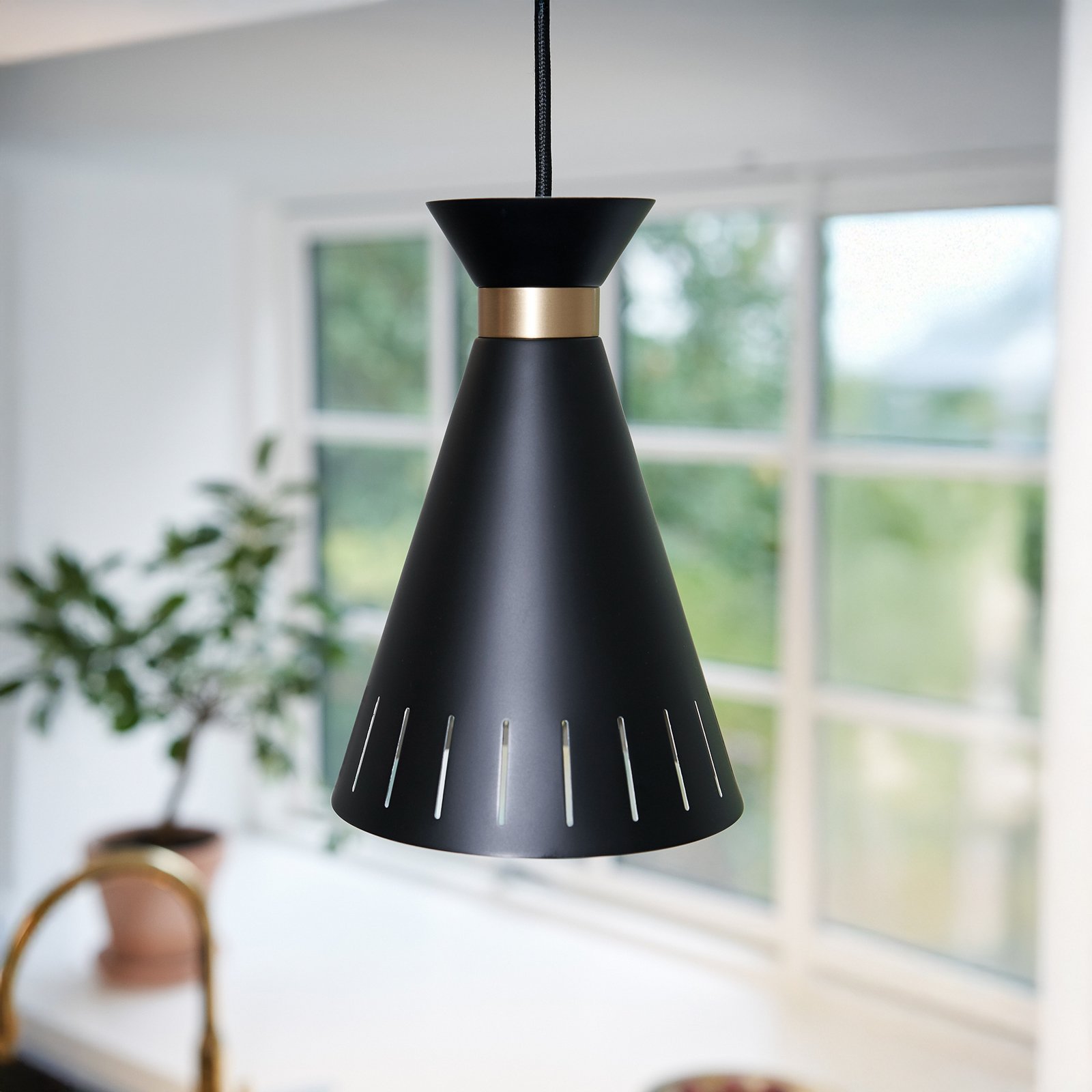 Cone pendant light, black, Ø 16 cm - Warm Nordic
