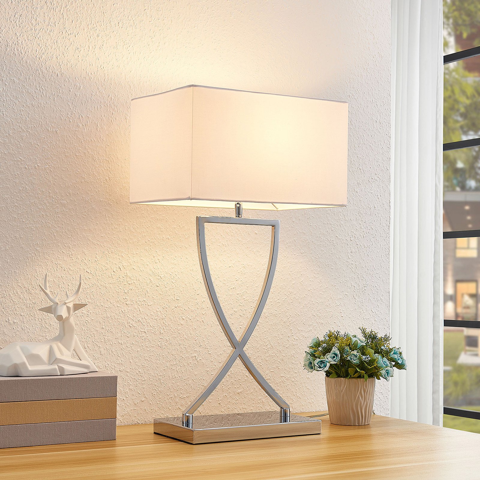 Lucande Evaine bordlampe krom, hvit skjerm | Lampegiganten.no Art Bordlampe Krom E27 uskjerm IP 20 | Lampebord