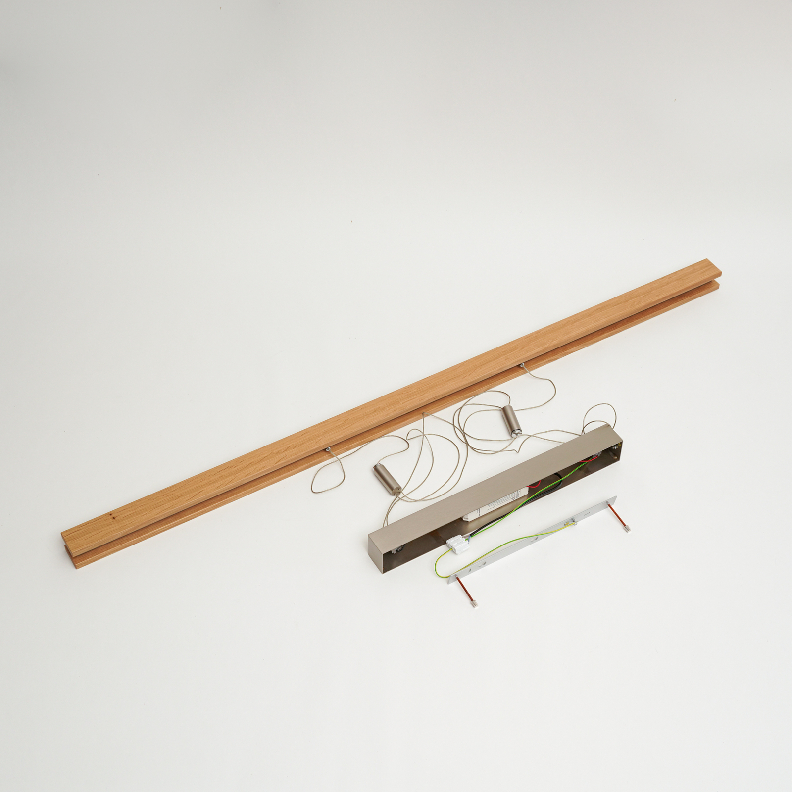 Quitani LED hengelampe Alin, lengde 138 cm, naturlig eik