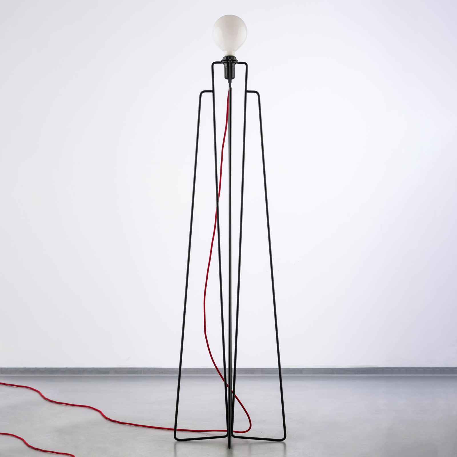GRUPA Model M1 LED-golvlampa svart, röd kabel