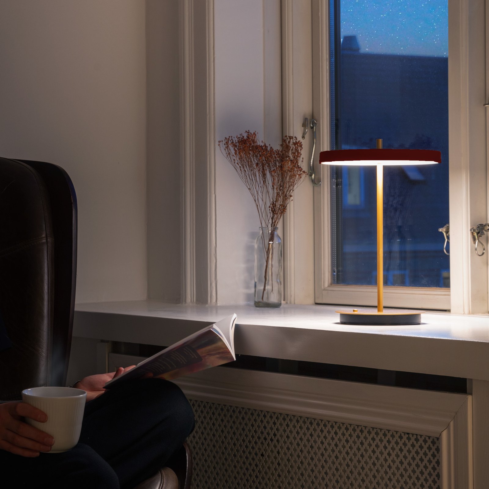 Asteria Move LED stolní lampa na baterie, červená/mosaz, 31 cm - UMAGE Asteria Move LED stolní lampa na baterie, červená/mosaz, 31 cm - UMAGE