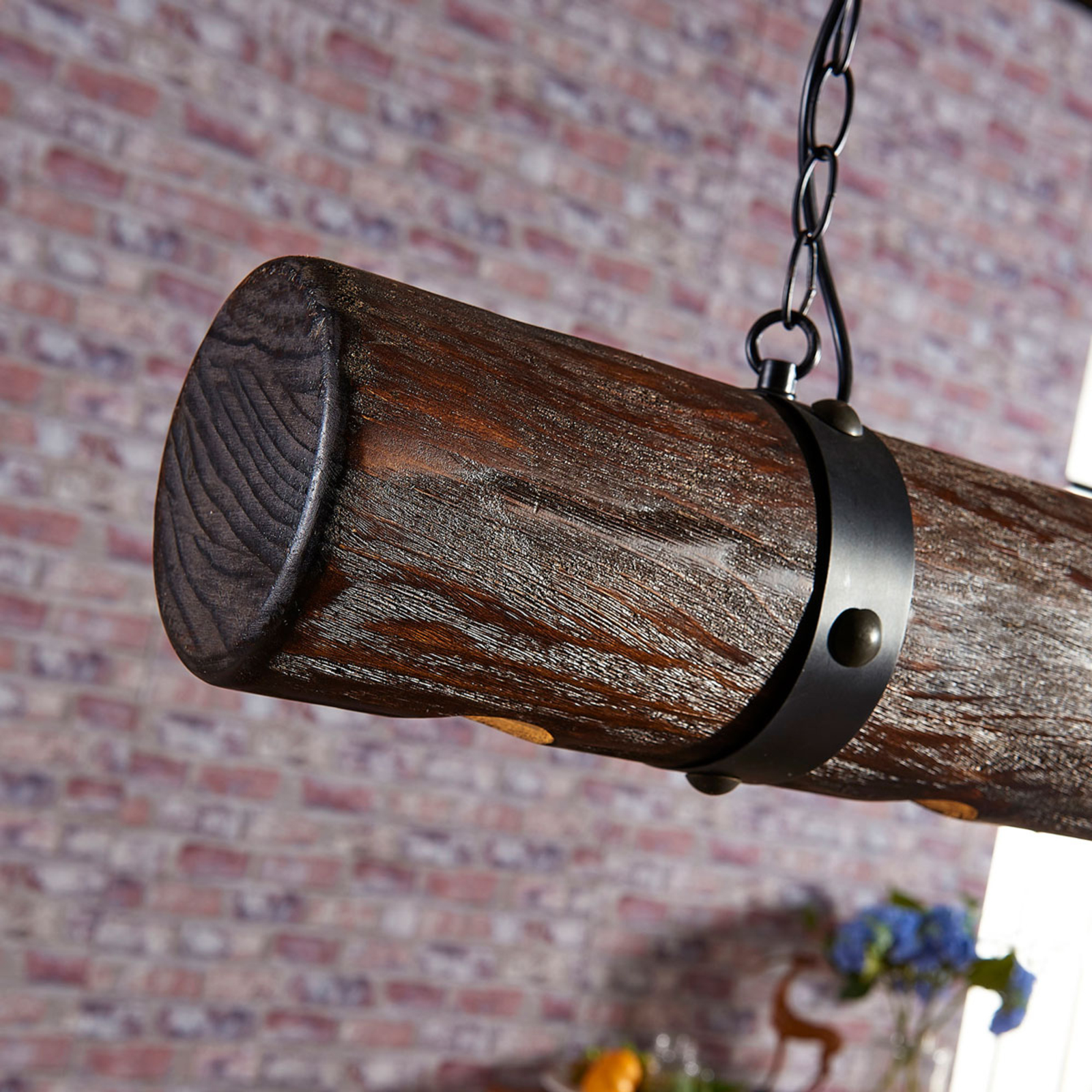 Závesná lampa Legno s tmavým dreveným prvkom