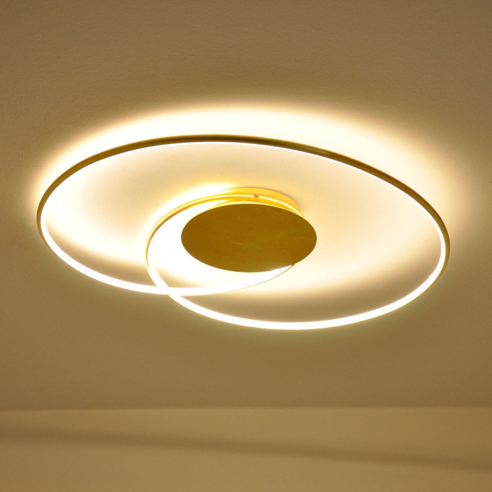 Lindby LED-taklampa Joline, guldfärgad, 74 cm, metall
