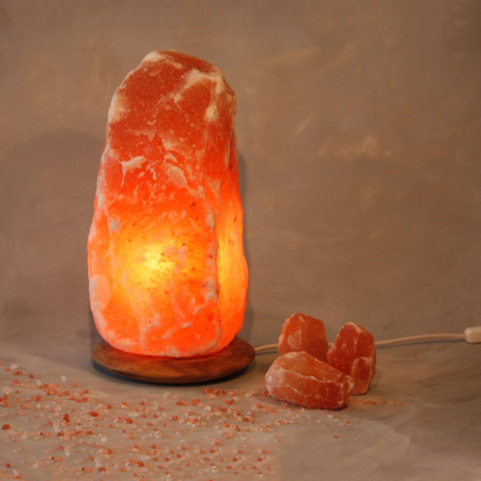 Beleuchteter Salzkristall Rock mit Holzsockel