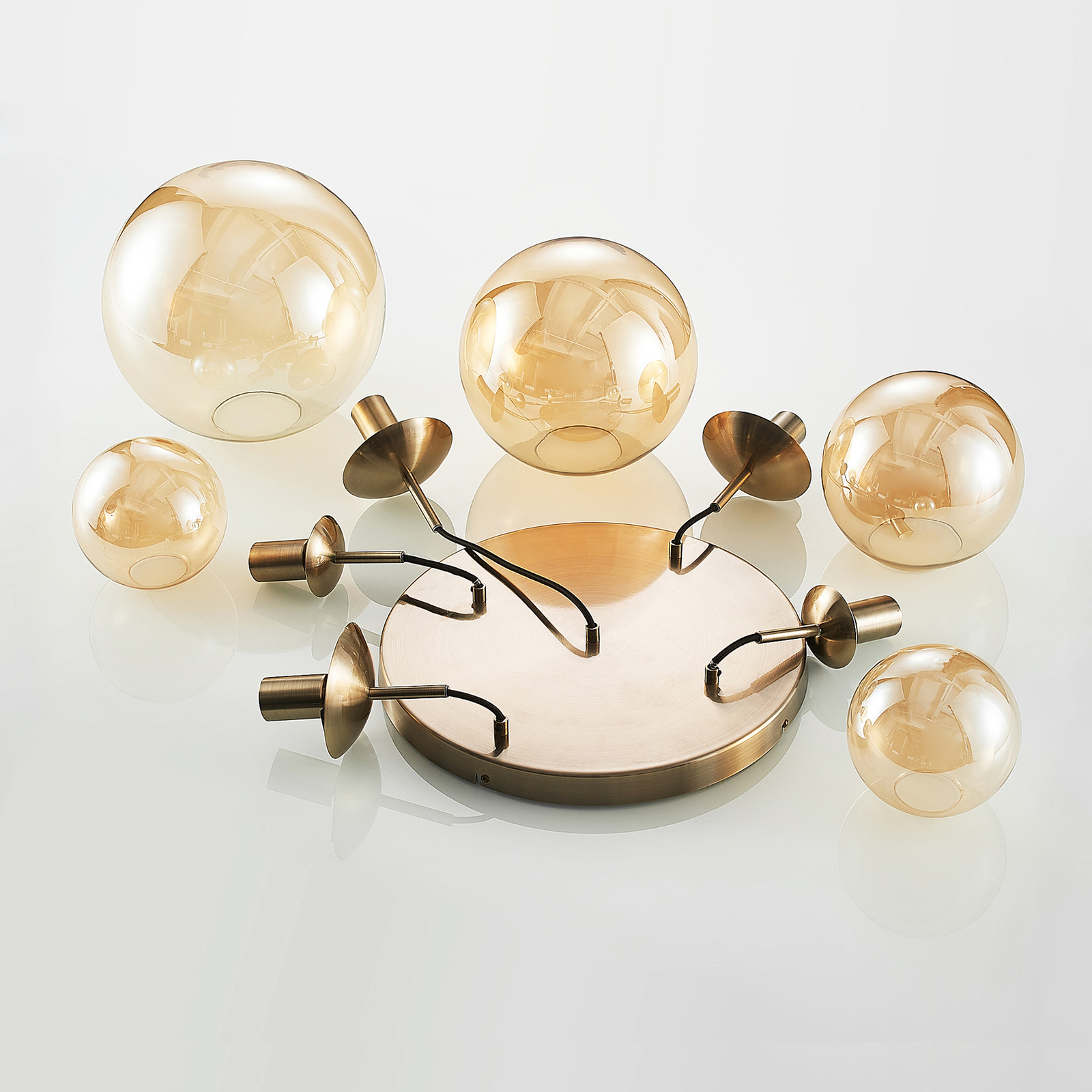 Lindby Teeja colgante, 5 esferas de vidrio, ámbar