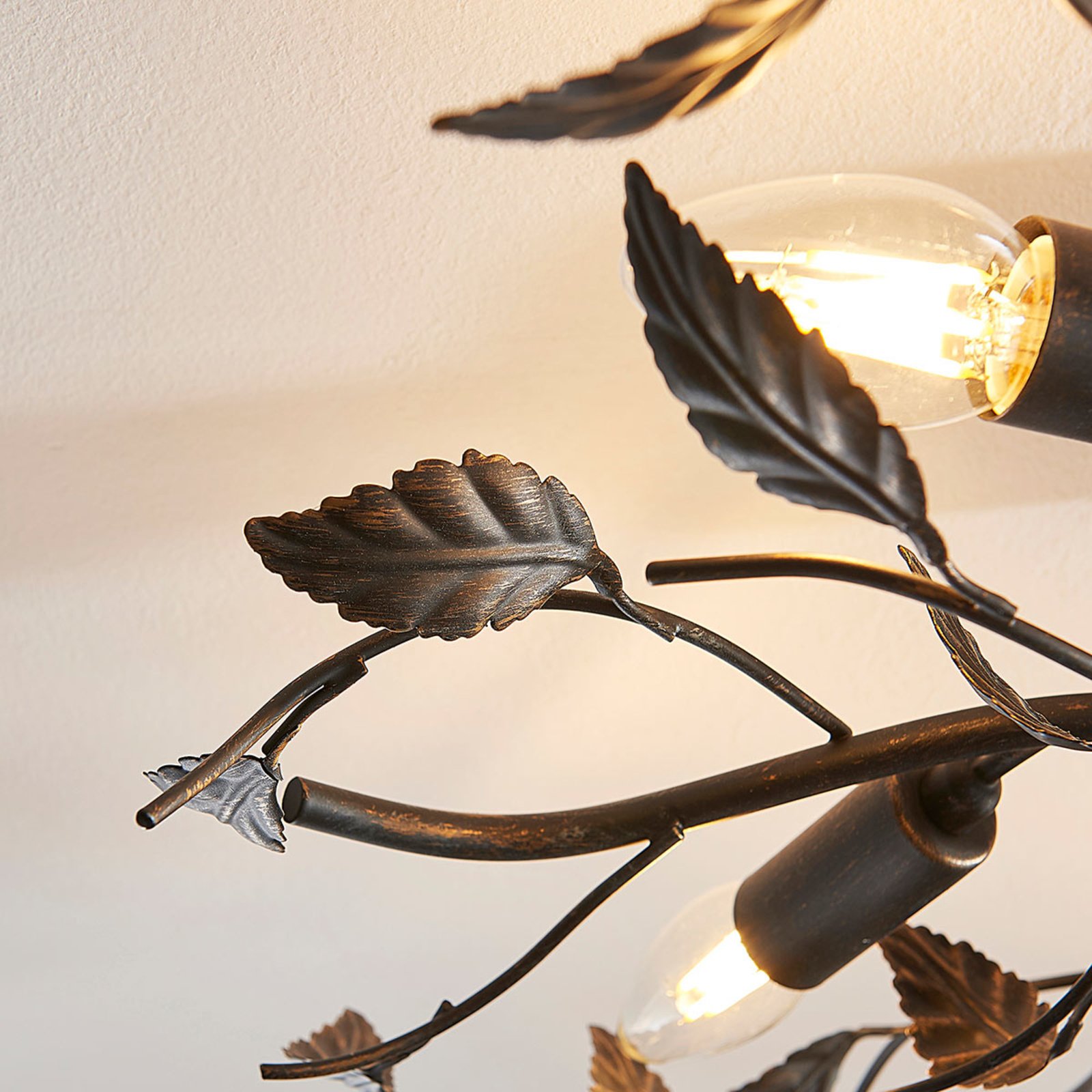 Dekorativ taklampe Yos, med blader