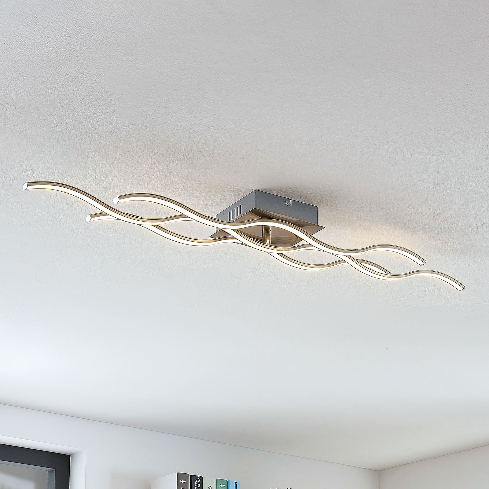 Plafonnier LED Safia à trois lampes, forme ondulée
