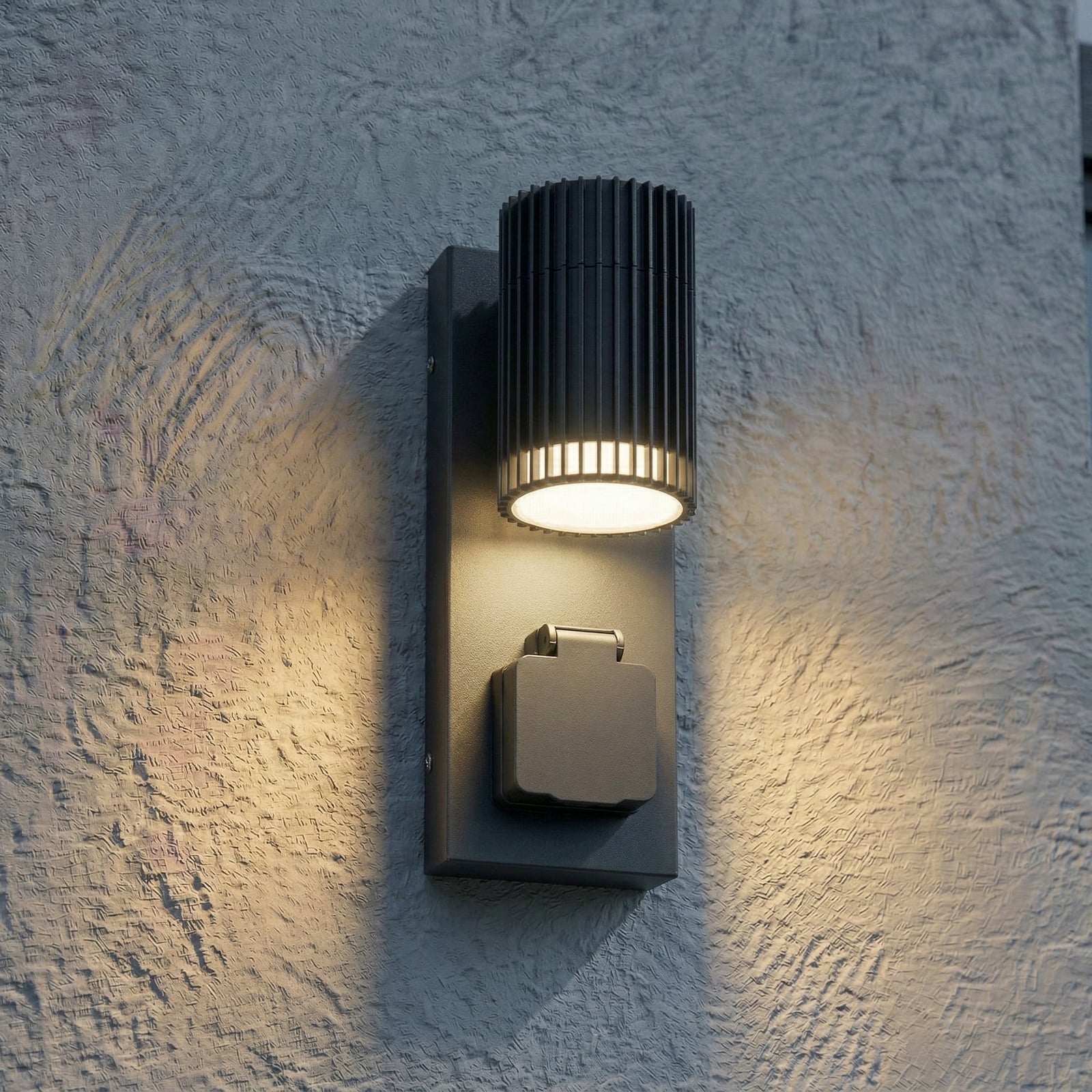 Enerio Außenwandleuchte, IP44, GU10, schwarz, Steckdose, Aluminium - Lindby