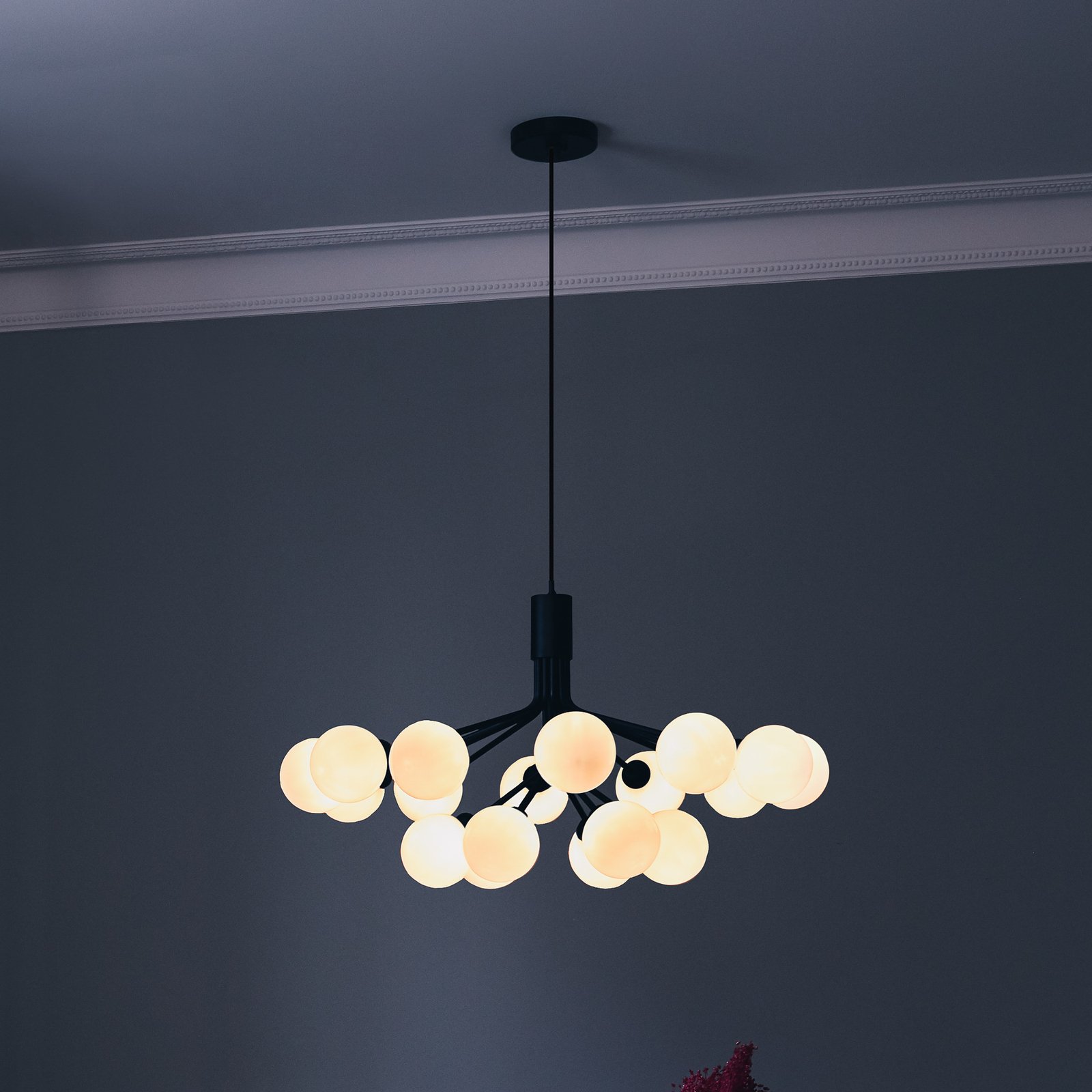 Apiales 18 Lysekrone Satin Black/Opal White - Nuura